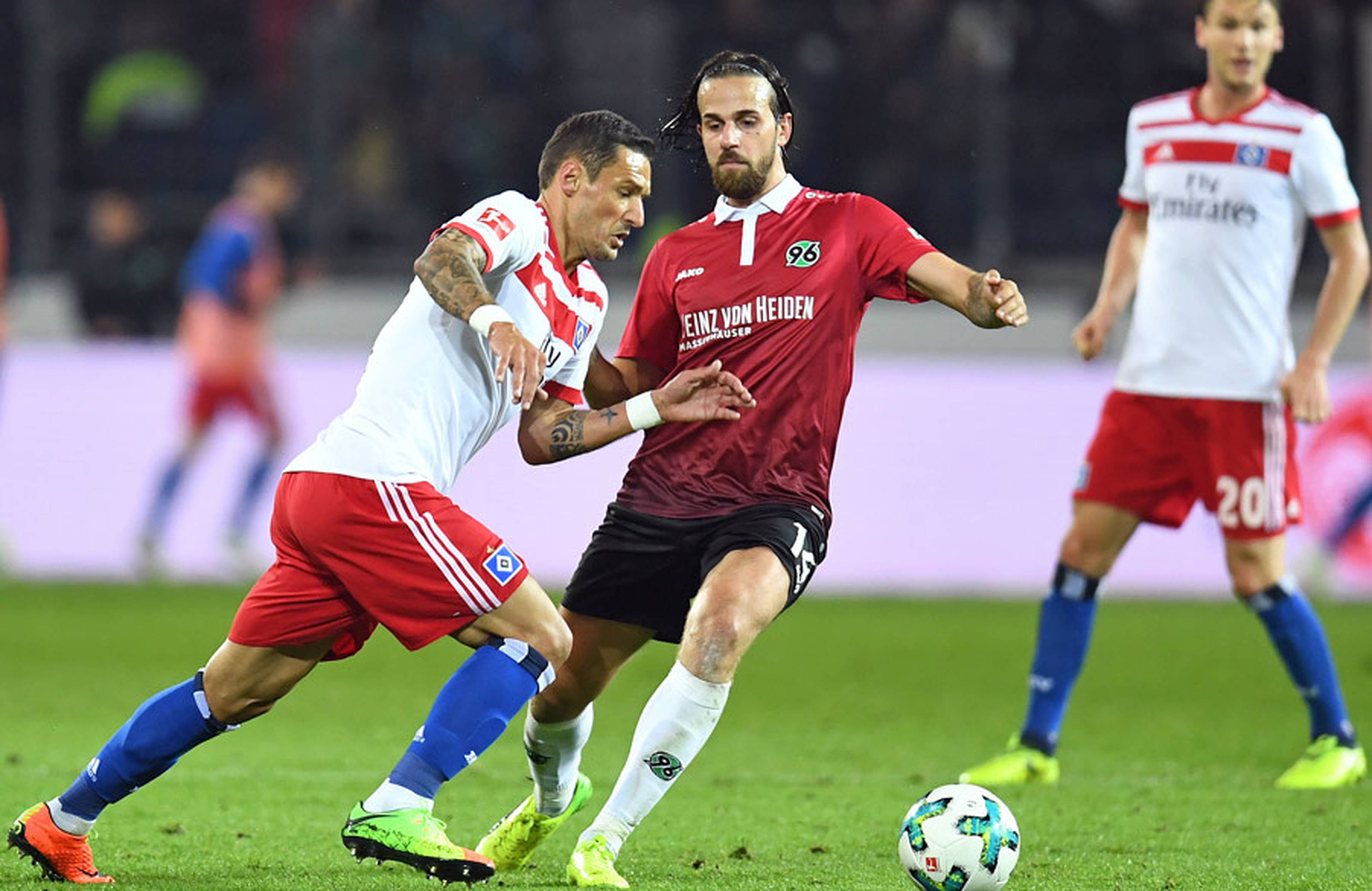 Salihovic im Duell mit einem Hannover-Spieler.