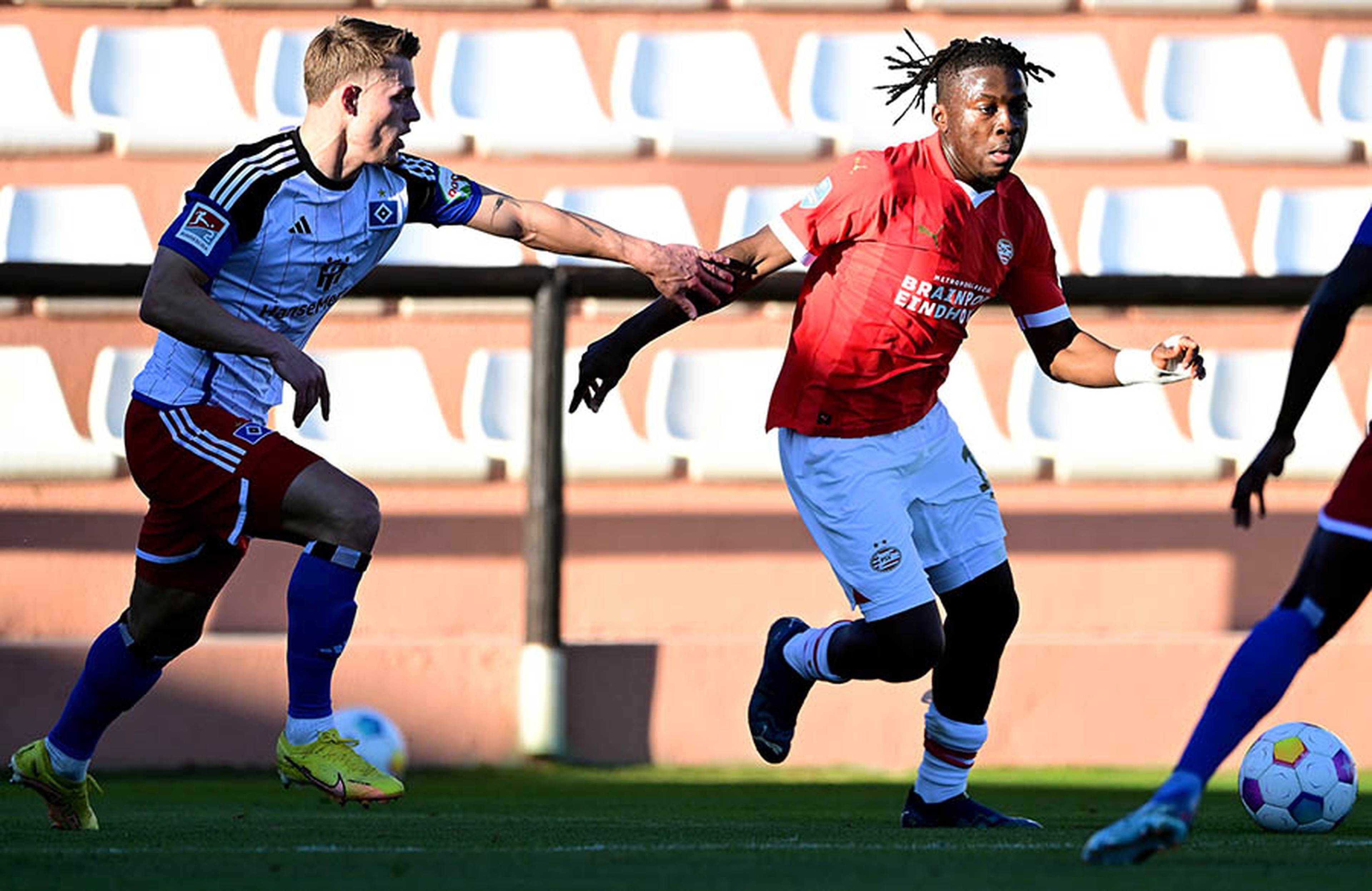 Highspeed-Duell: Miro Muheim mit Eindhovens Johan Bakayoko. 