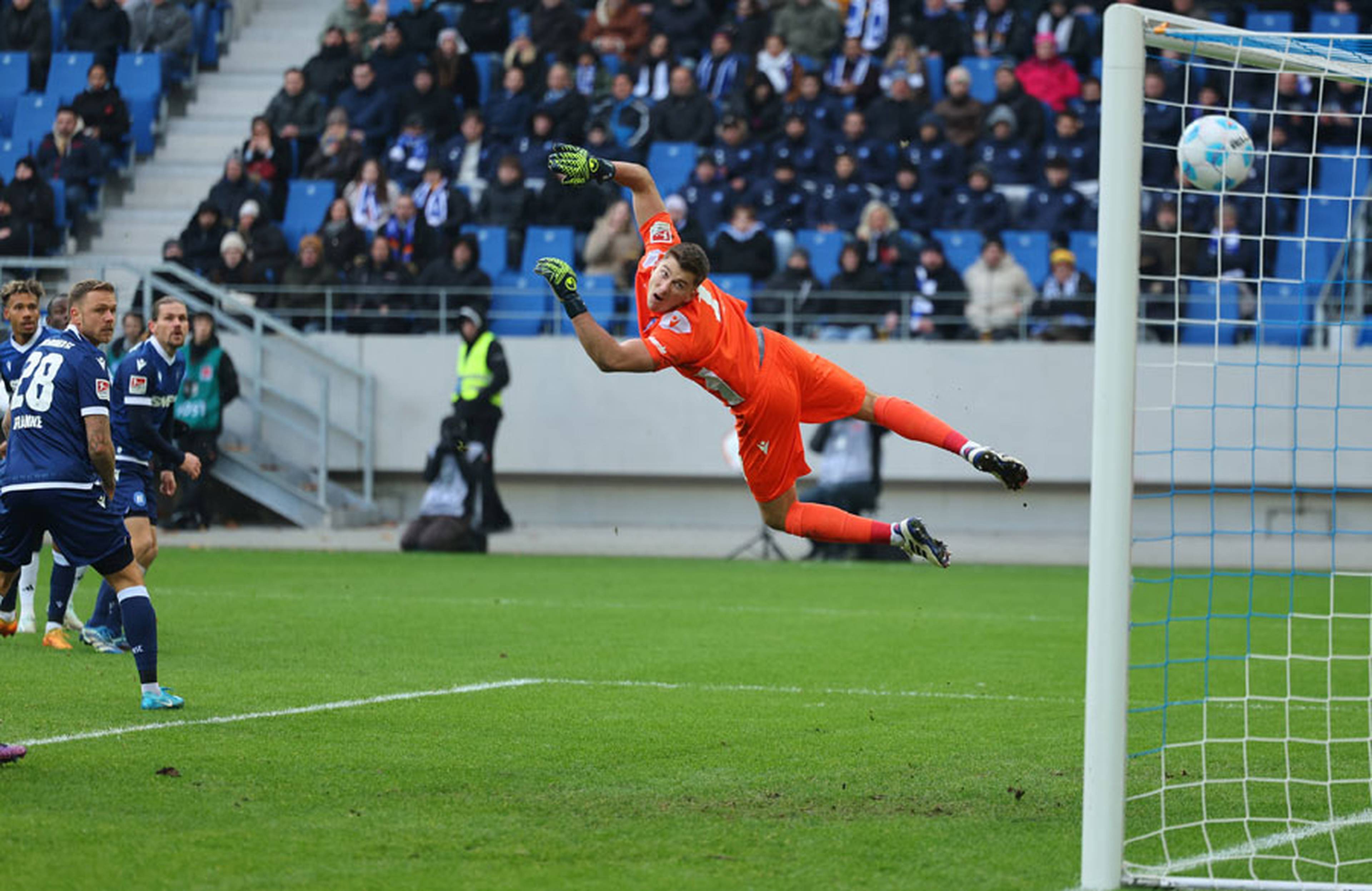 Kunststück: Jean-Luc Dompe (ganz links) hat abgezogen und den Ball kunstvoll und wunderschön ins lange Eck gezirkelt und den HSV mit 2:1 in Führung gebracht.