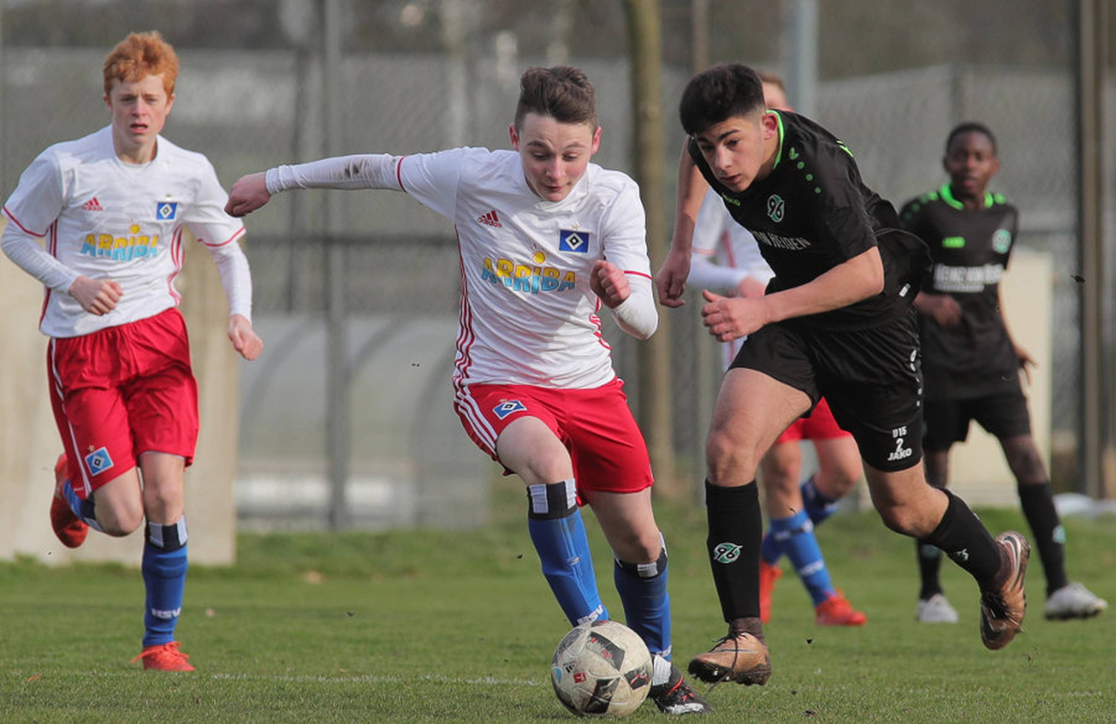 Arlind Rexhepi aus der U15 enteilt seinem Gegner aus Hannover.