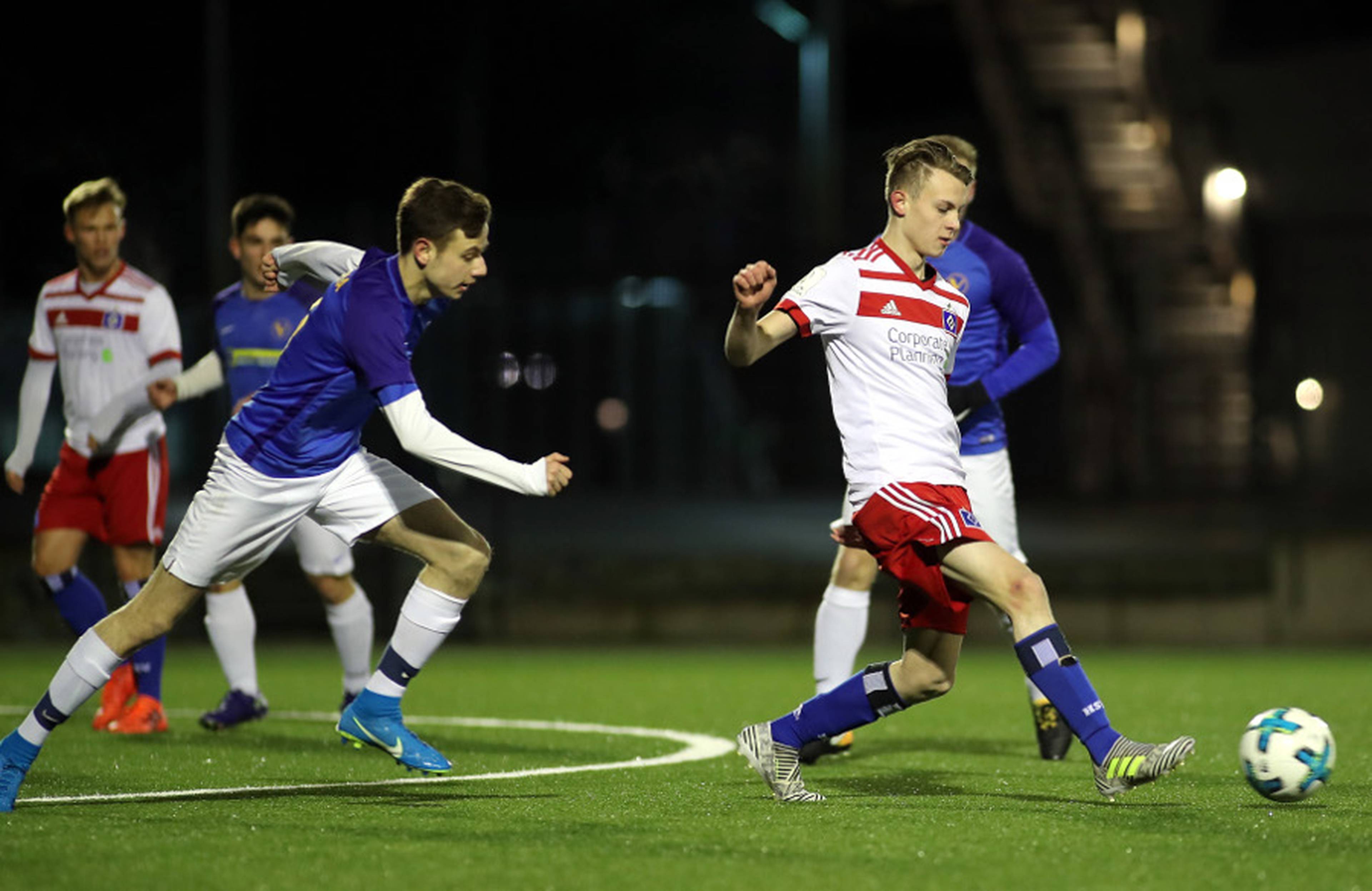 U19-Angreifer Ole Wohlers setzt sich gegen die Verteidiger des FC Teutonia durch und kommt zum Torabschluss.