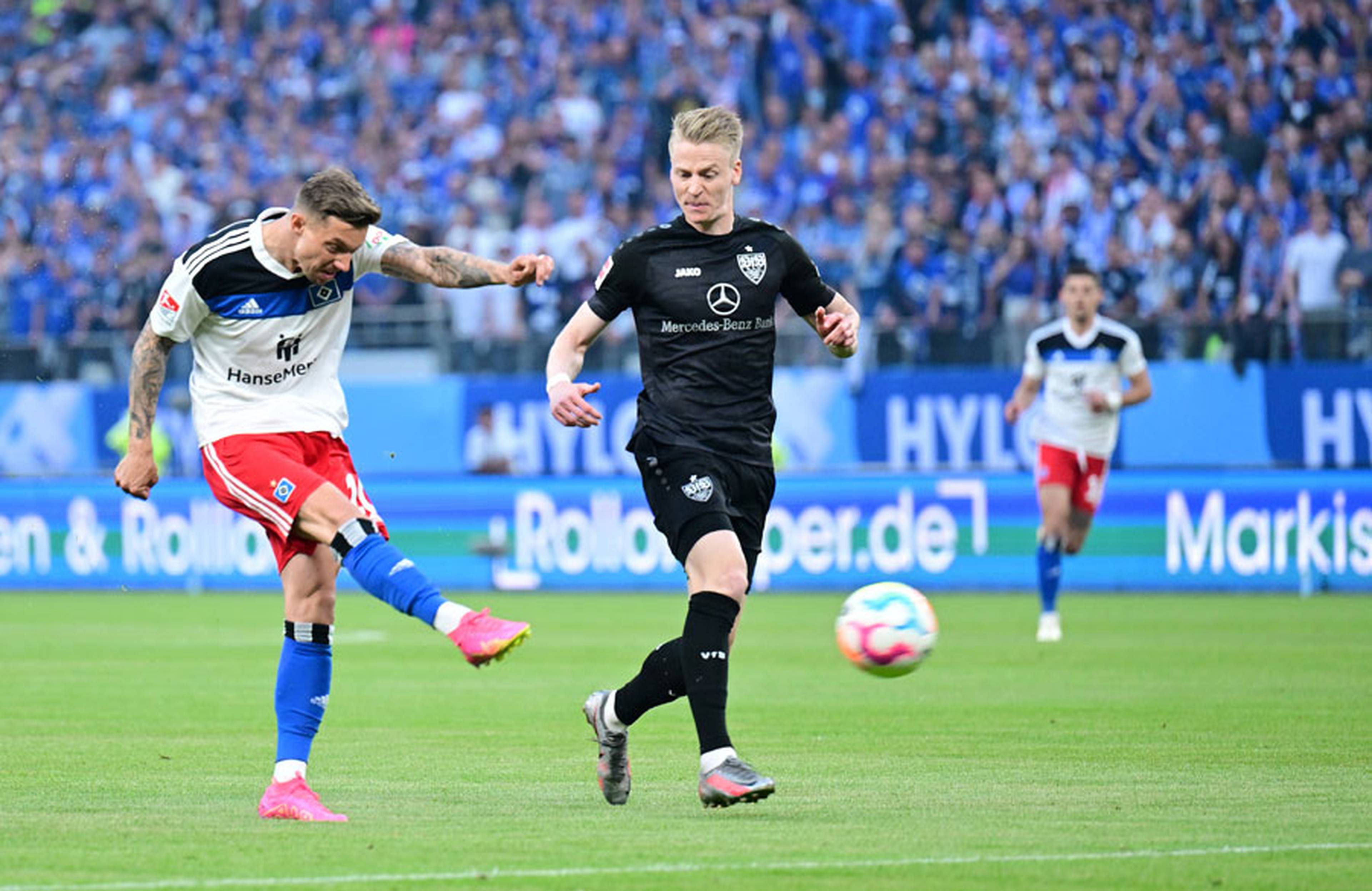 Traumtor für den Traumstart: Sonny Kittel nimmt Maß, zieht ab und haut den Ball mithilfe des linken Innenpfostens zum frühen 1:0 ins Netz. Und der Volkspark explodiert!