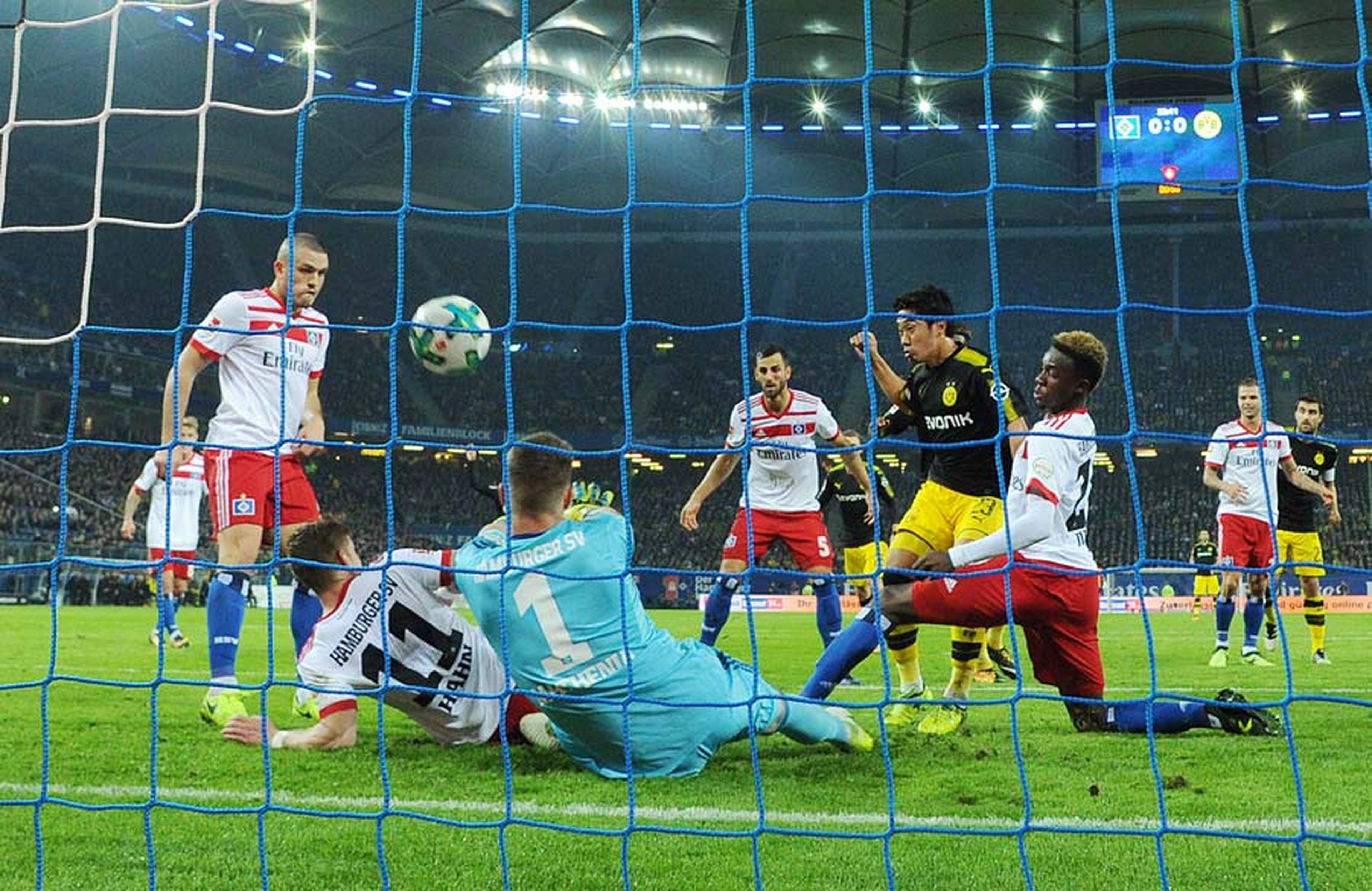 Da ist auch Mathenia geschlagen: Kagawa schaltet nach dem Durcheinander im HSV-Strafraum am schnellsten und bugsiert den Ball zum Dortmunder 1:0 ins Netz.