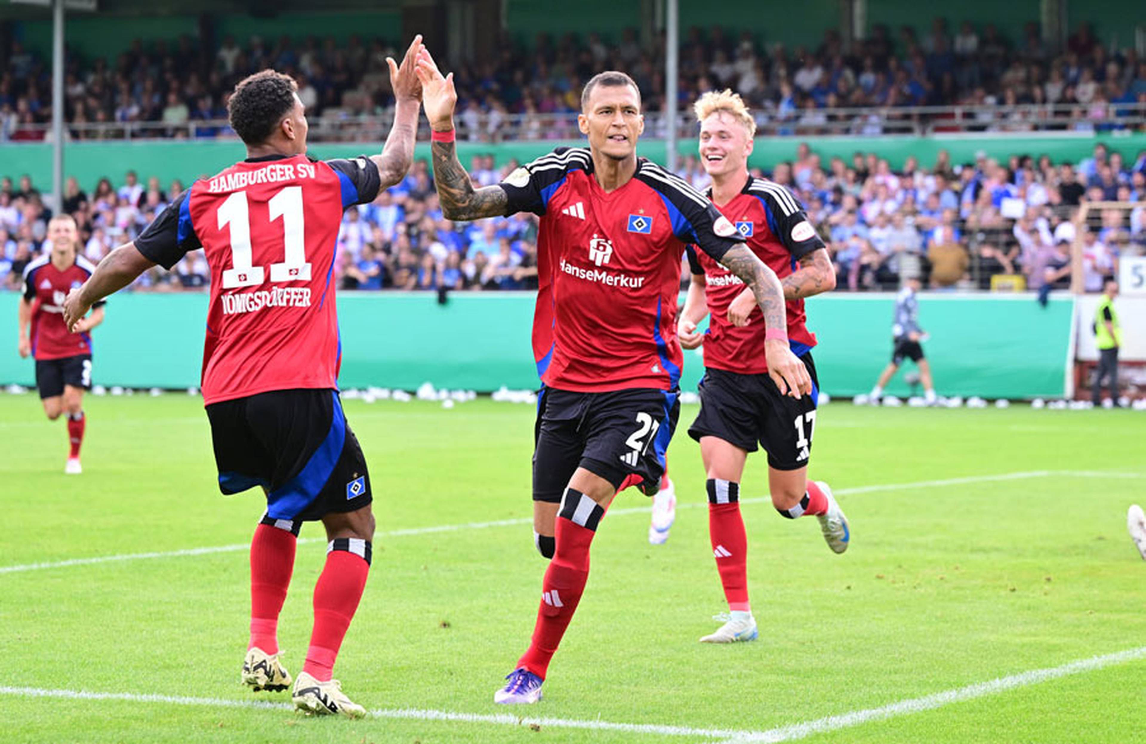 Selke trifft mit dem ersten Ballkontakt nach seiner Einwechslung. Königsdörffer gratuliert zum Debüttreffer für den HSV. 