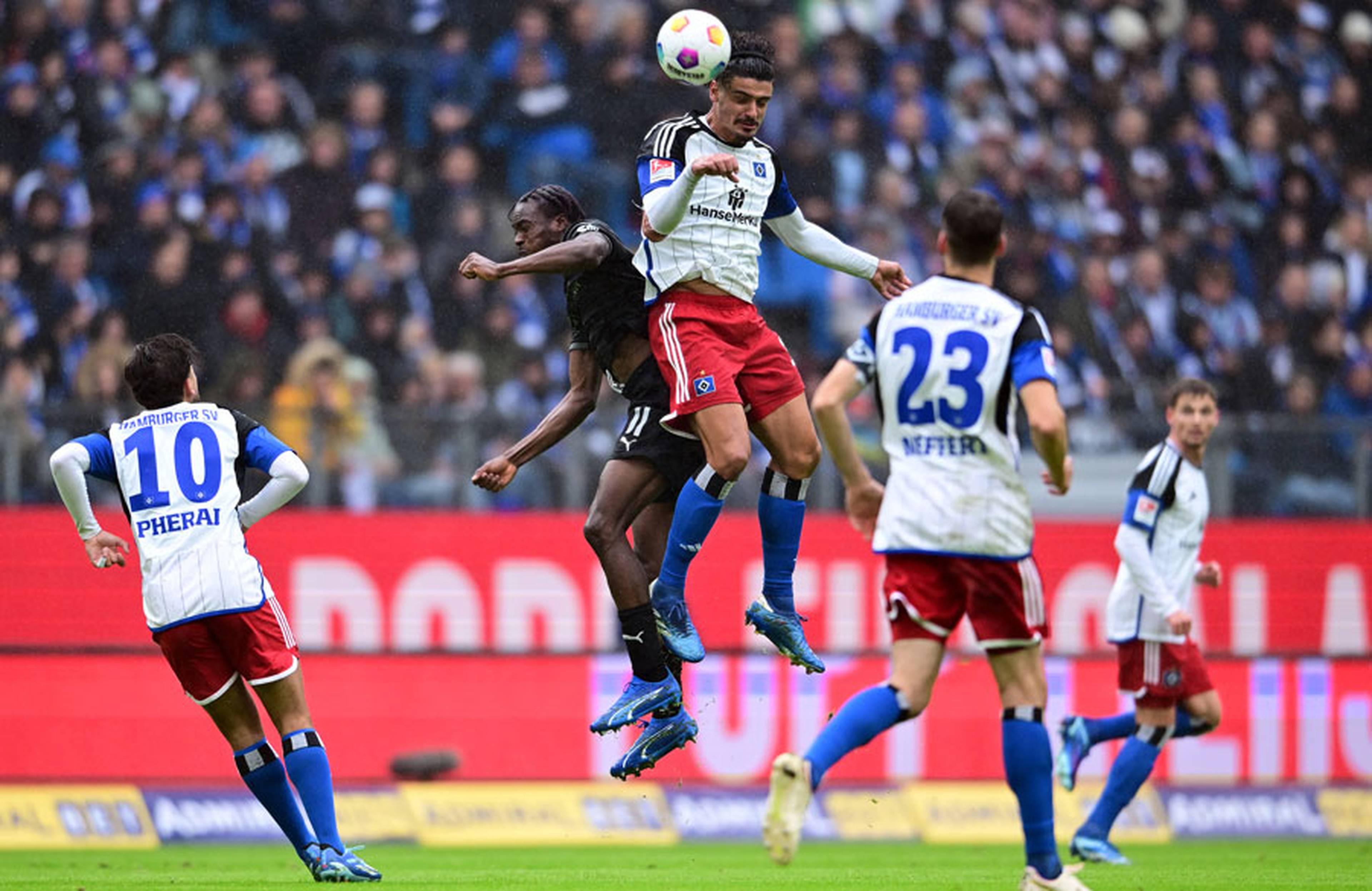Viel Arbeit für Ramos & Co.: Der HSV musste sowohl auf dem seifigen Rasen als auch in der Luft hart arbeiten, um gegen Fürth die Oberhand zu gewinnen. 