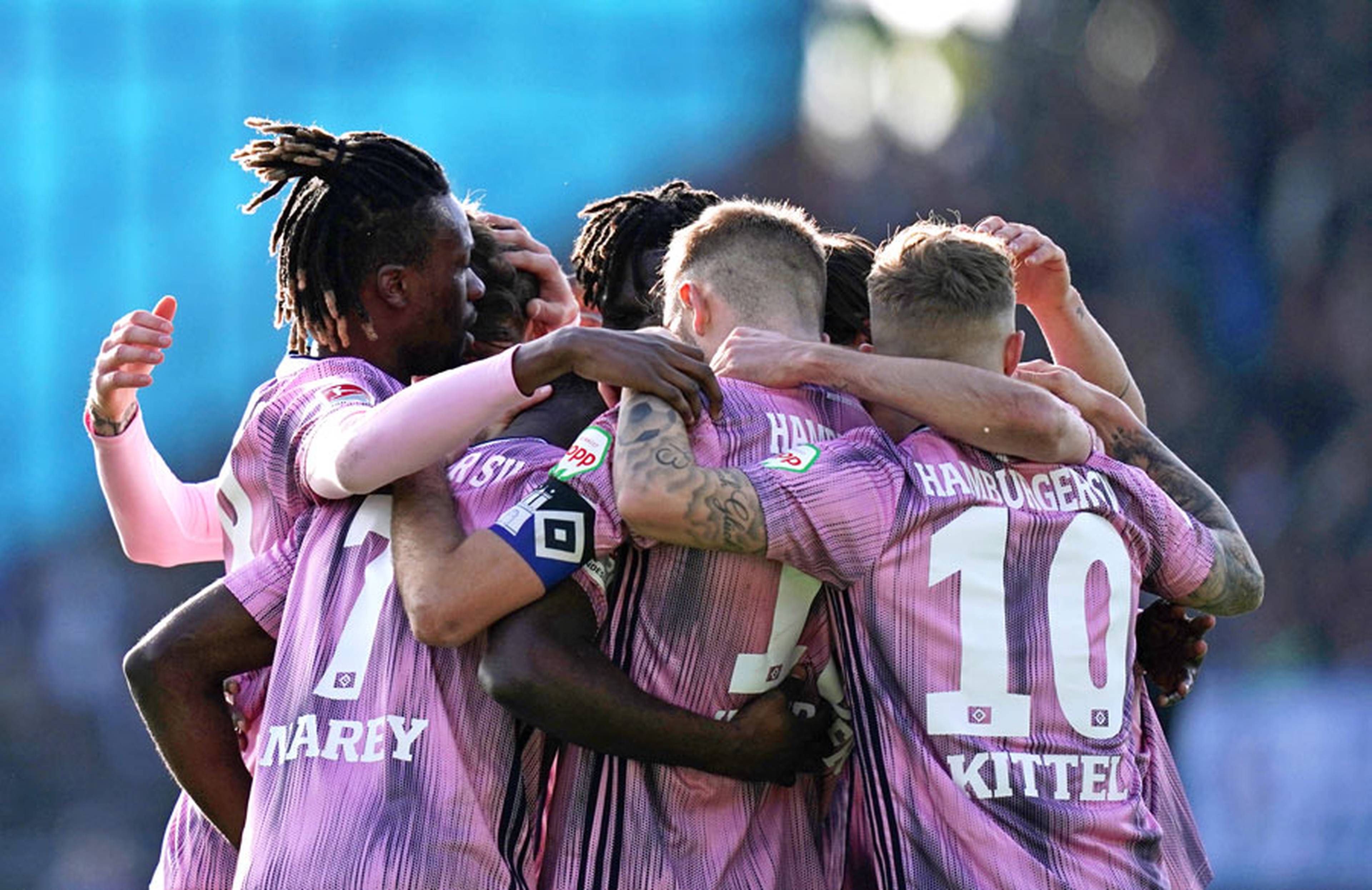 Die HSV-Profis jubeln über ein Tor in Darmstadt.