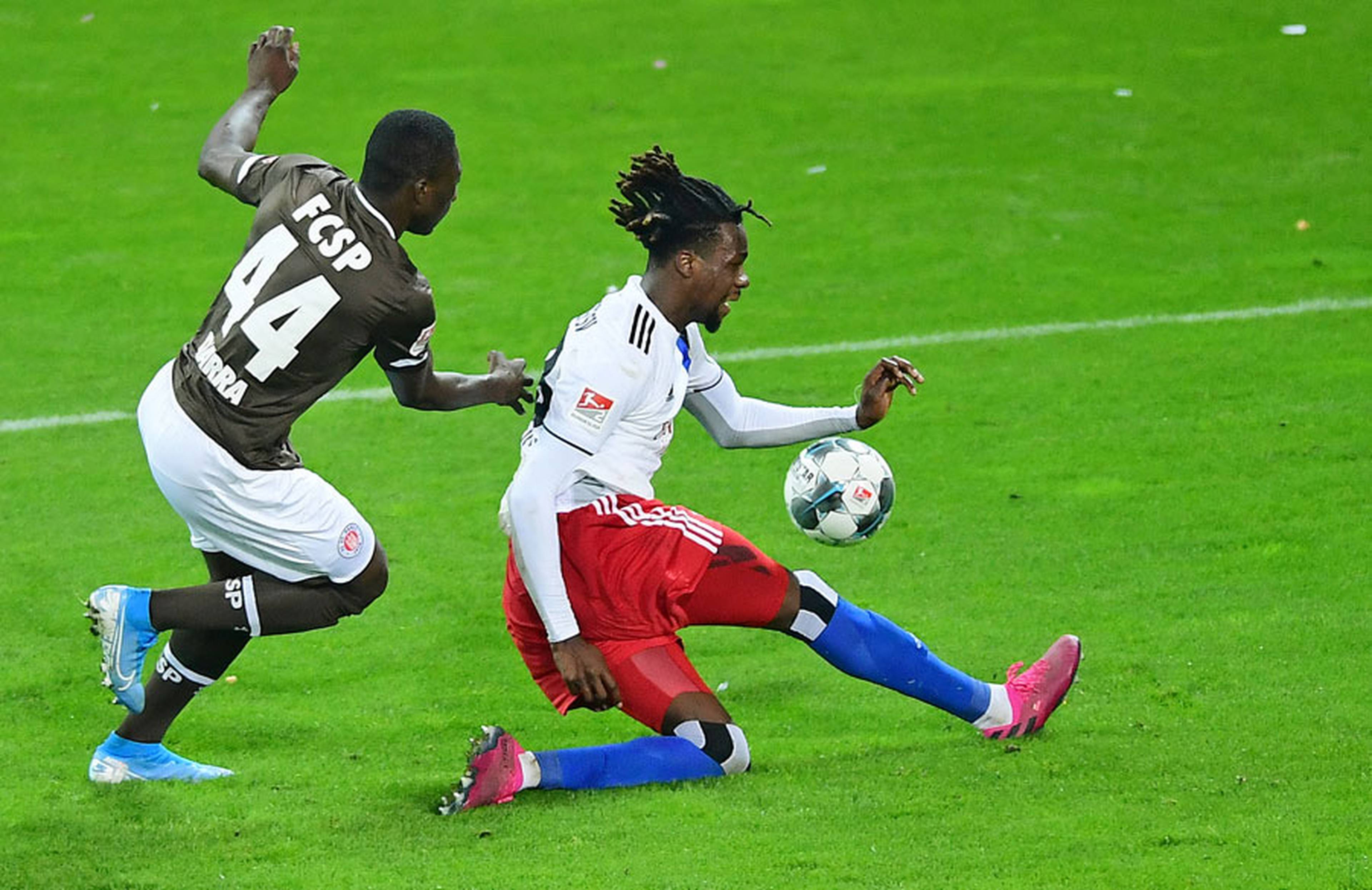 Kein Meter wird hergeschenkt, kein Ball verloren gegeben. Gideon Jung macht es vor. Für den dienstältesten HSVer ist das Derby definitiv ein besonderes Spiel.