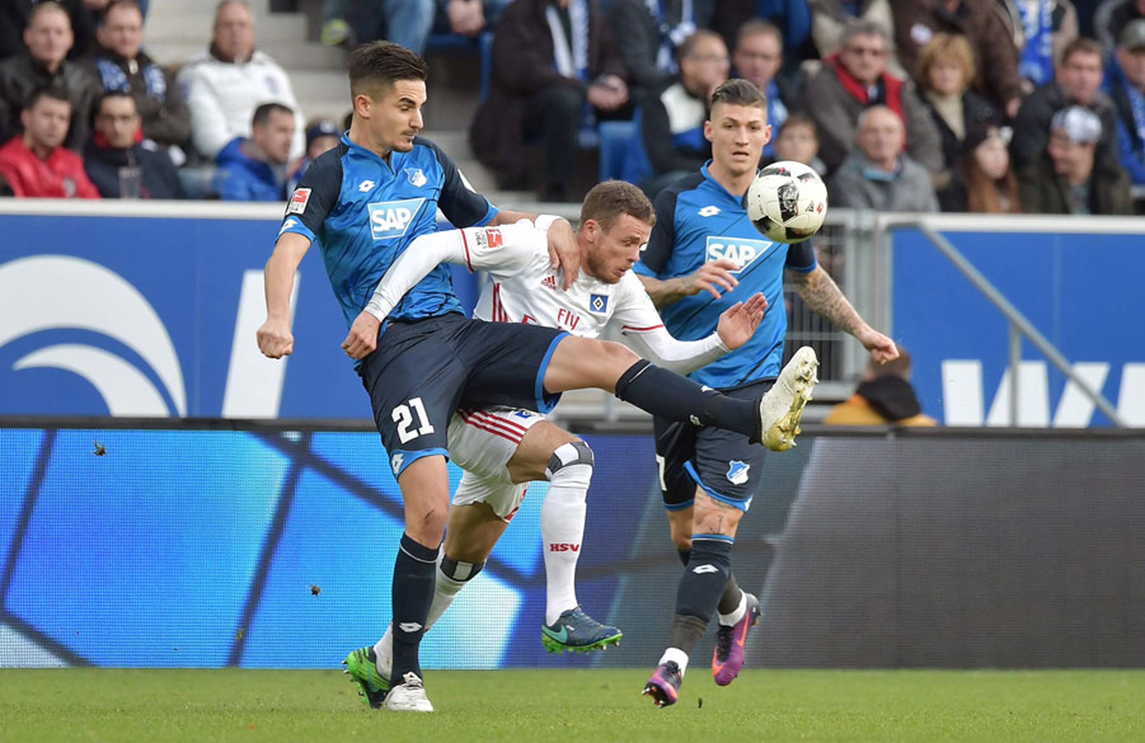 Nicolai Müller im Zweikampf mit zwei Hoffenheimer Spielern.