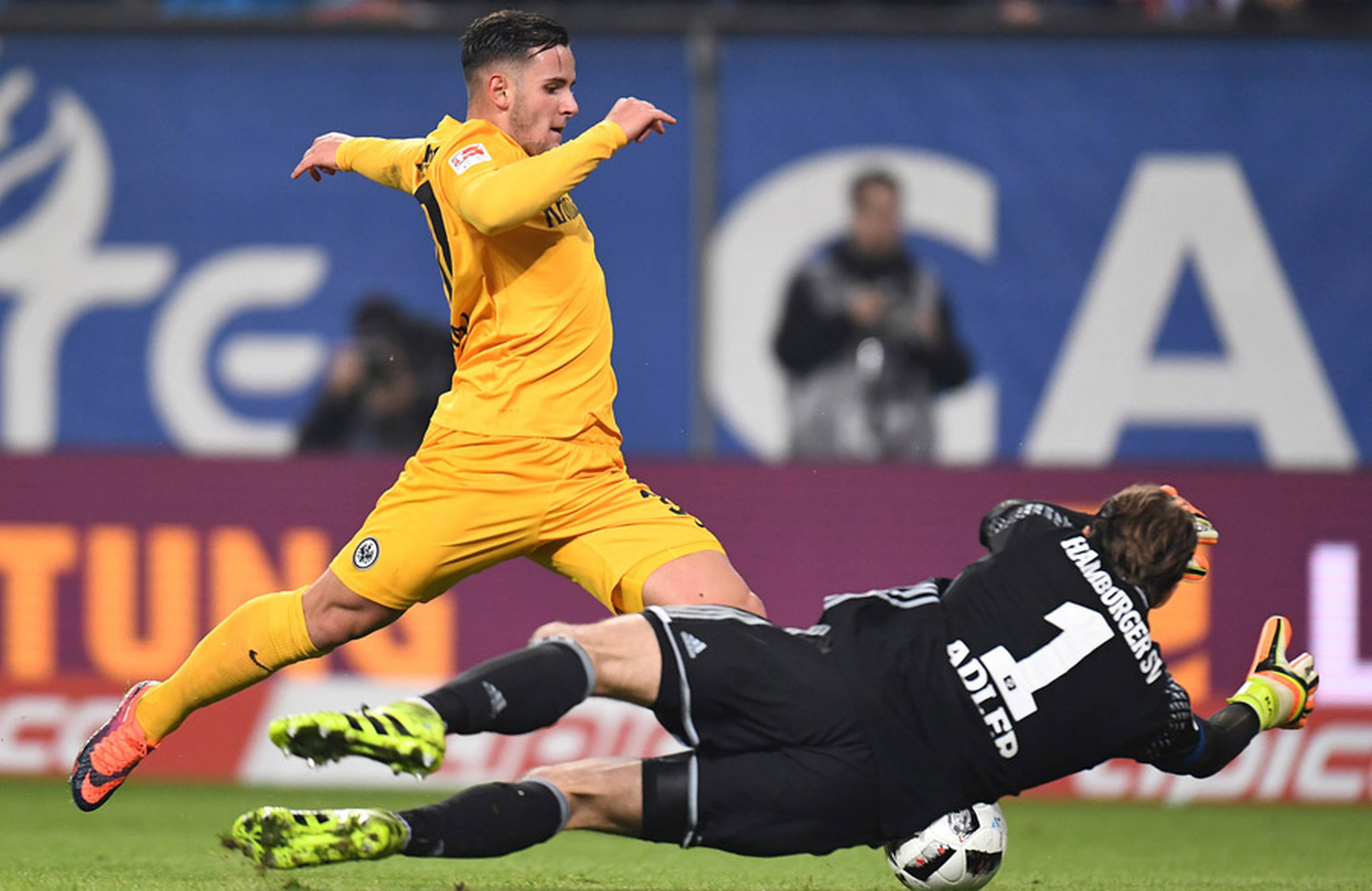Rene Adler did his best, but was unable to stop Frankfurt from winning 3-0 in Hamburg.