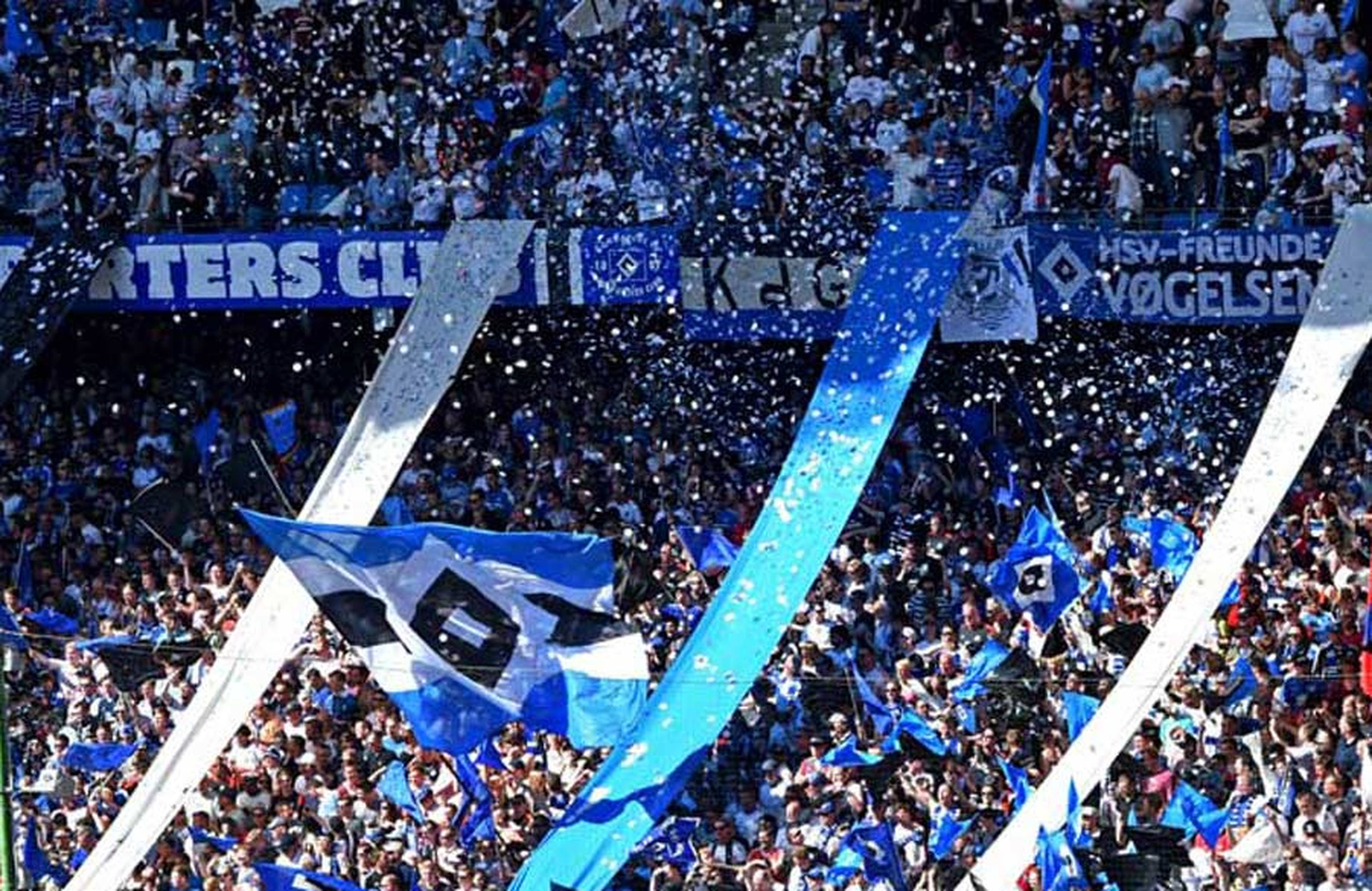 Blick auf die gefüllte Nordtribüne im Volksparkstadion.