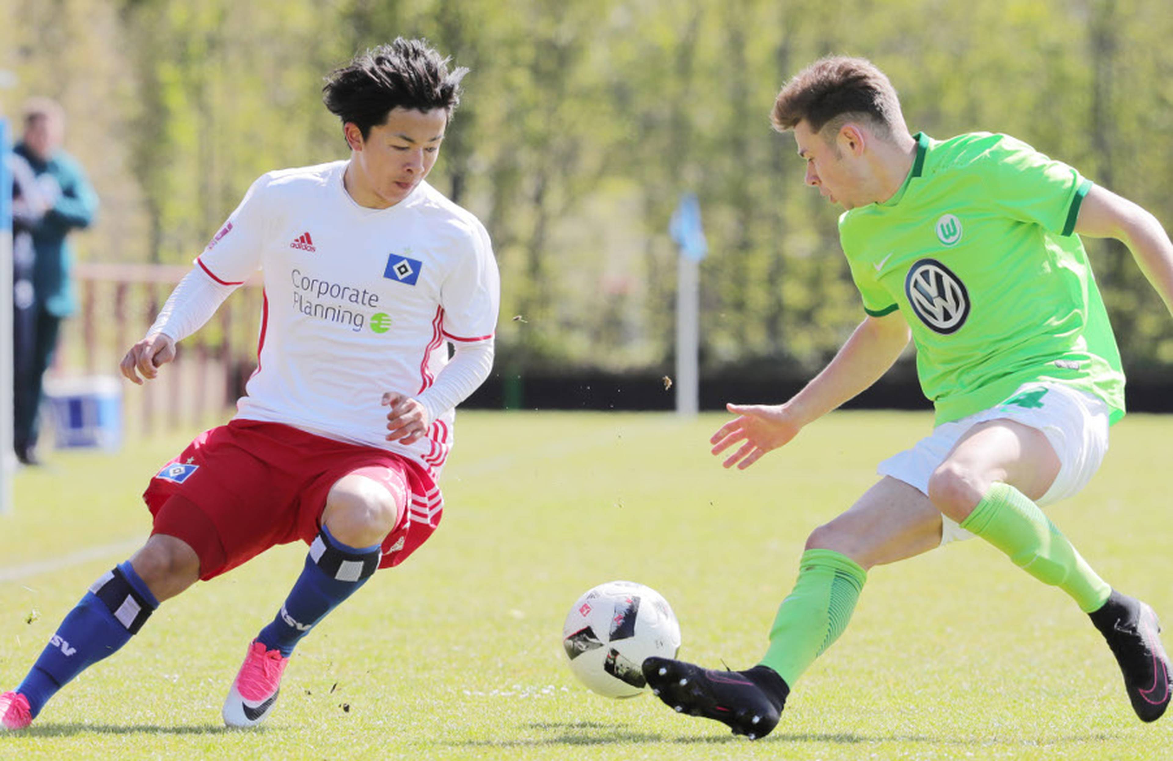 Tatsuya Ito (l.) bereitete den Treffer von Törles Knöll stark vor.