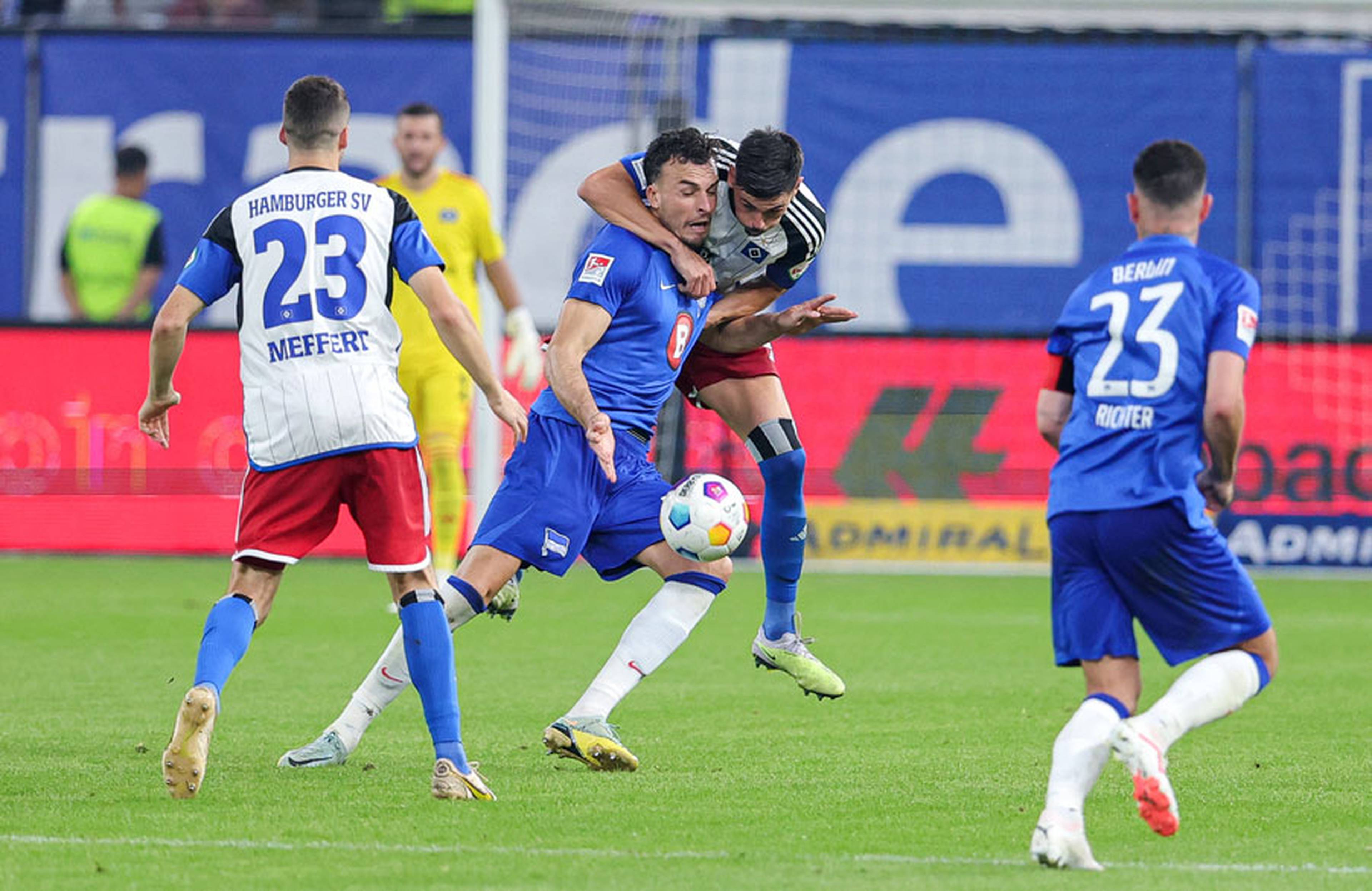 Dennis Hadzikadunic und seine Abwehrkollegen ließen gegen die Hertha nichts zu und feierten das erste Zu-null-Spiel der neuen Saison.