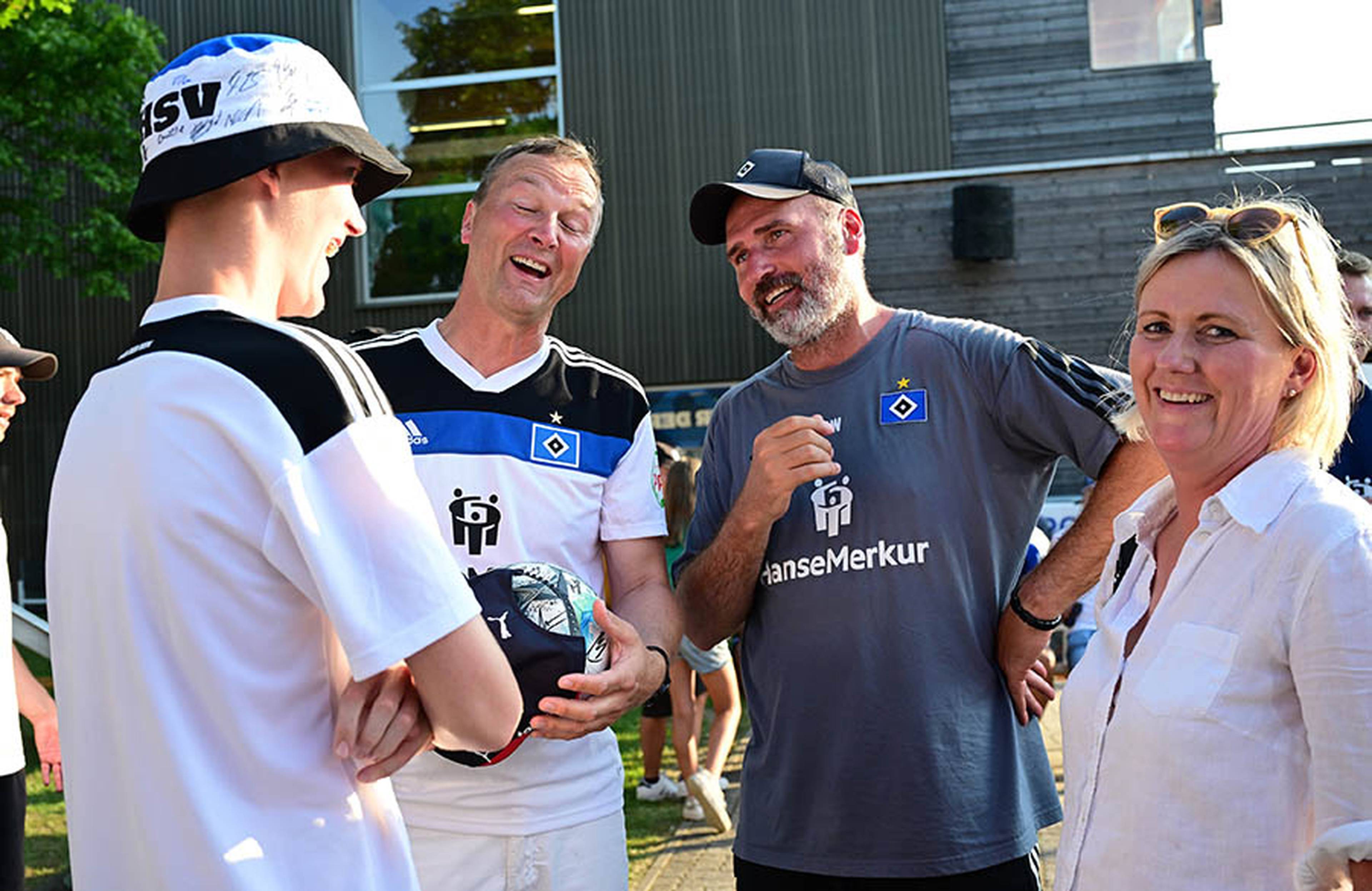 Reger Austausch: Die Rothosen, hier vertretend durch Cheftrainer Tim Walter, mischten sich unter die Fans und zeigten sich gesprächig.