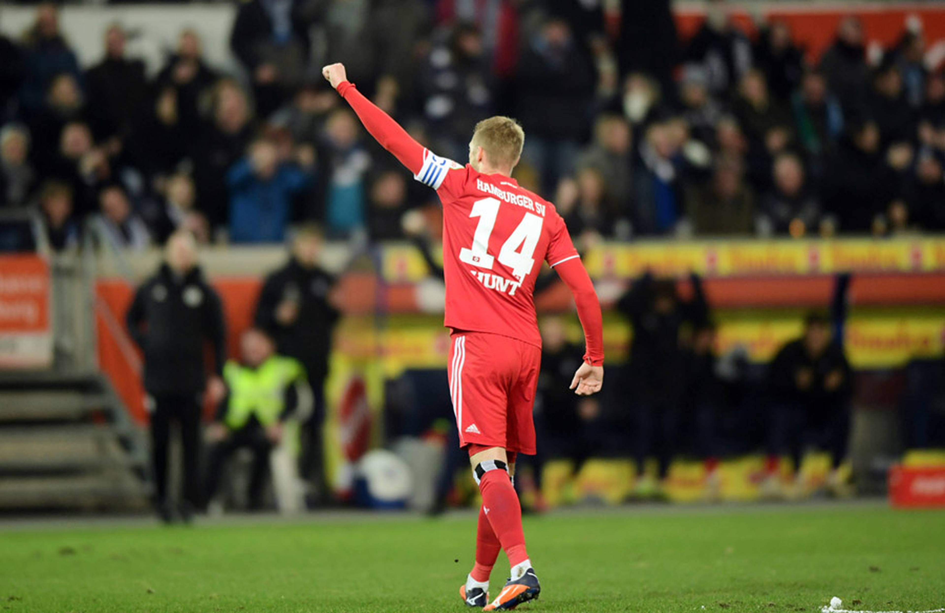 Aaron Hunt streckt den linken Arm zum Jubeln gen Himmel.