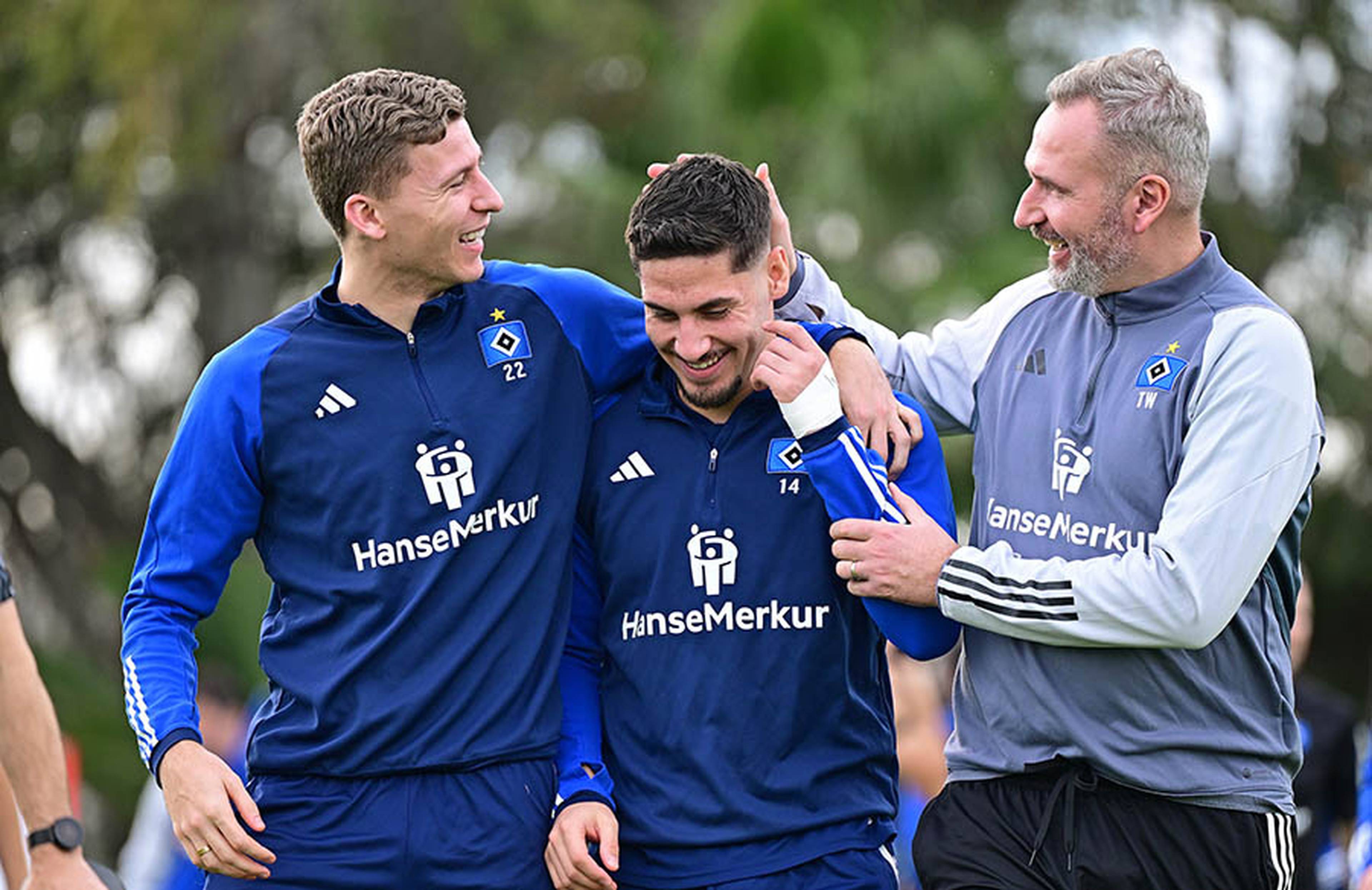 Wieder mittendrin: Mittelfeldspieler Ludovit Reis, geherzt von "Benelux-Kumpel" Ignace Van der Brempt und Trainer Tim Walter. 