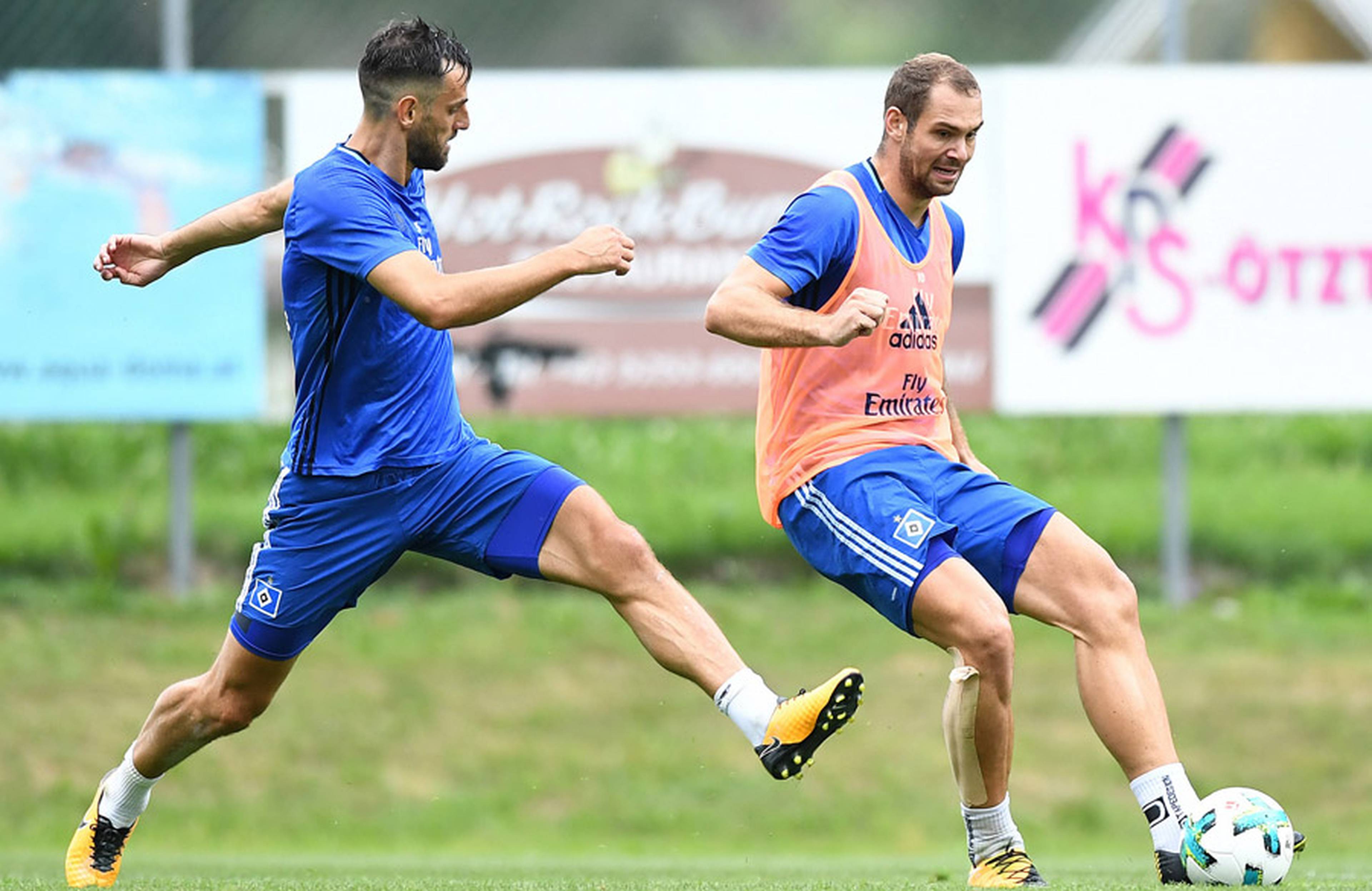 Mavraj im Trainingsduell mit Lasogga.
