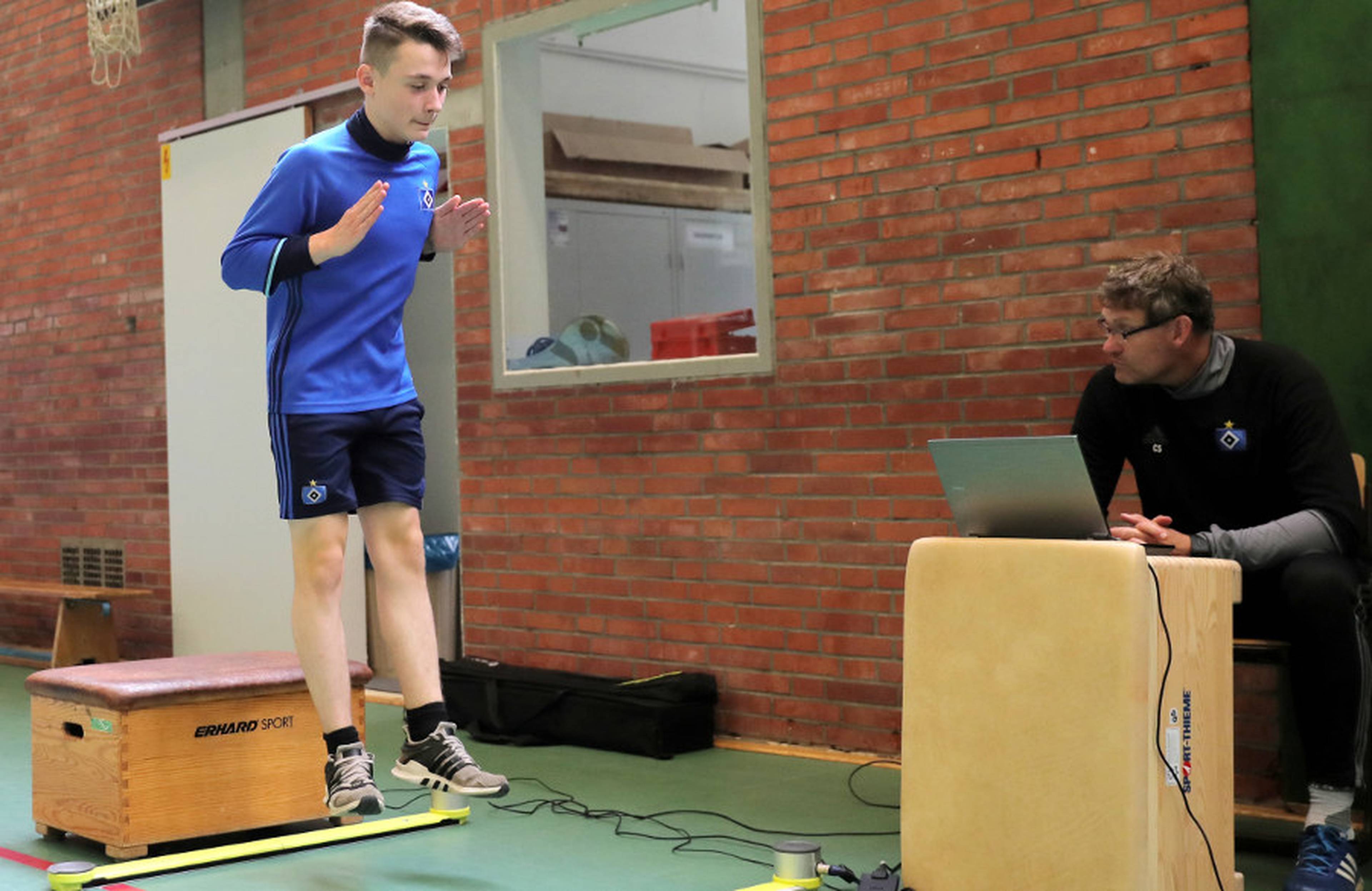 Hol alles raus! Arlind Rexhepi (l.) beim Sprungtest.