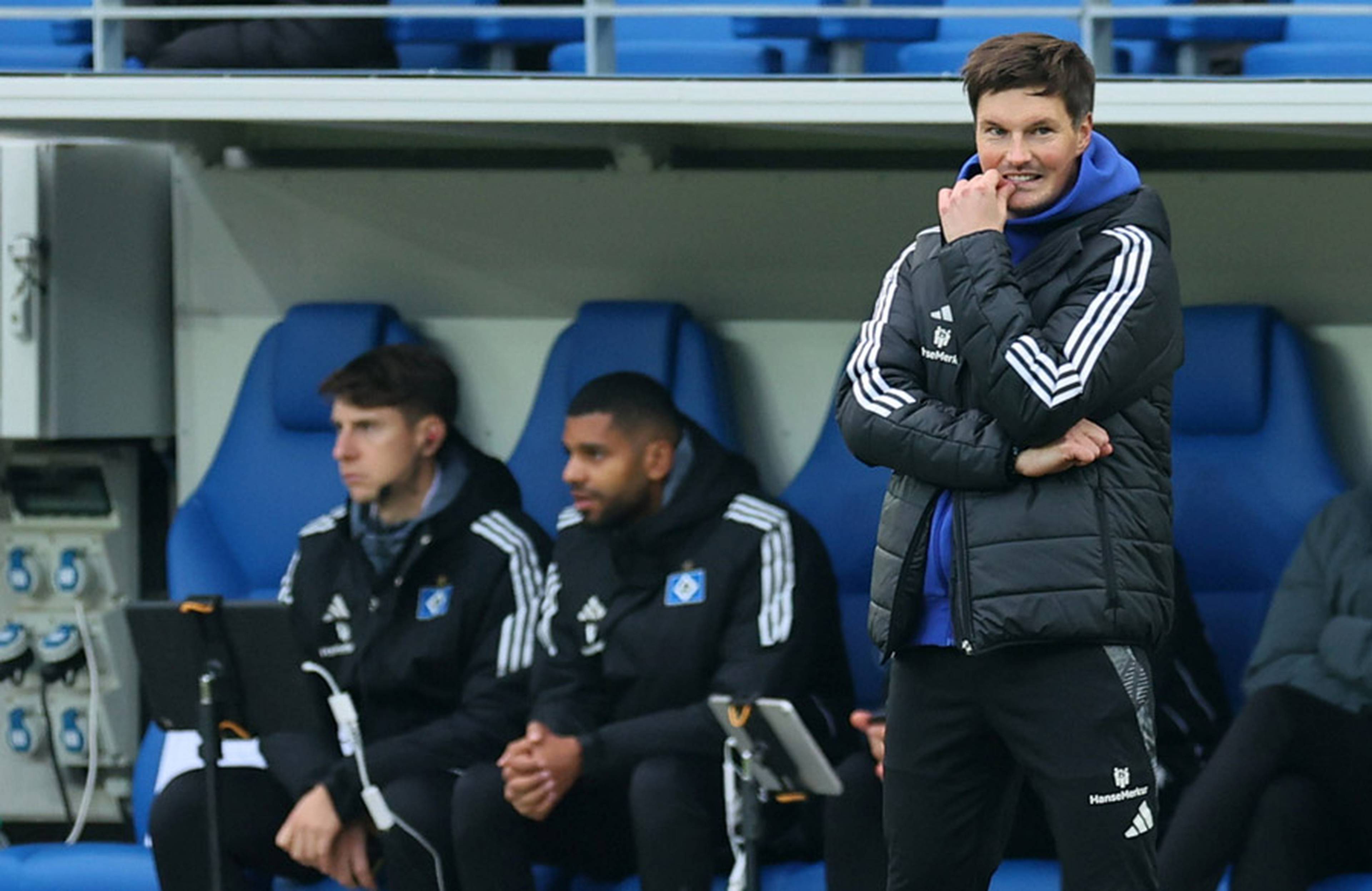 Bildeten in Karlsruhe erstmals das HSV-Trainerteam: Merlin Polzin sowie seine Co-Trainer Richard Krohn und Loic Fave (v.r.).