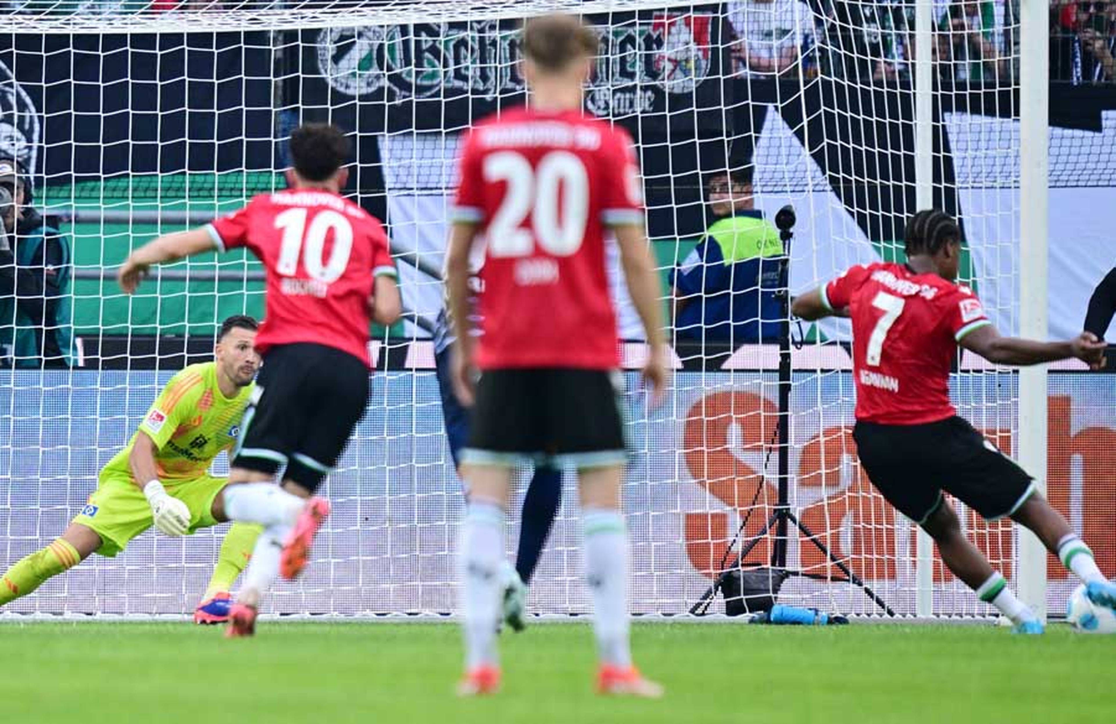 Erzielte per Foulelfmeter den Treffer des Abends: 96-Angreifer Jessic Ngankam.
