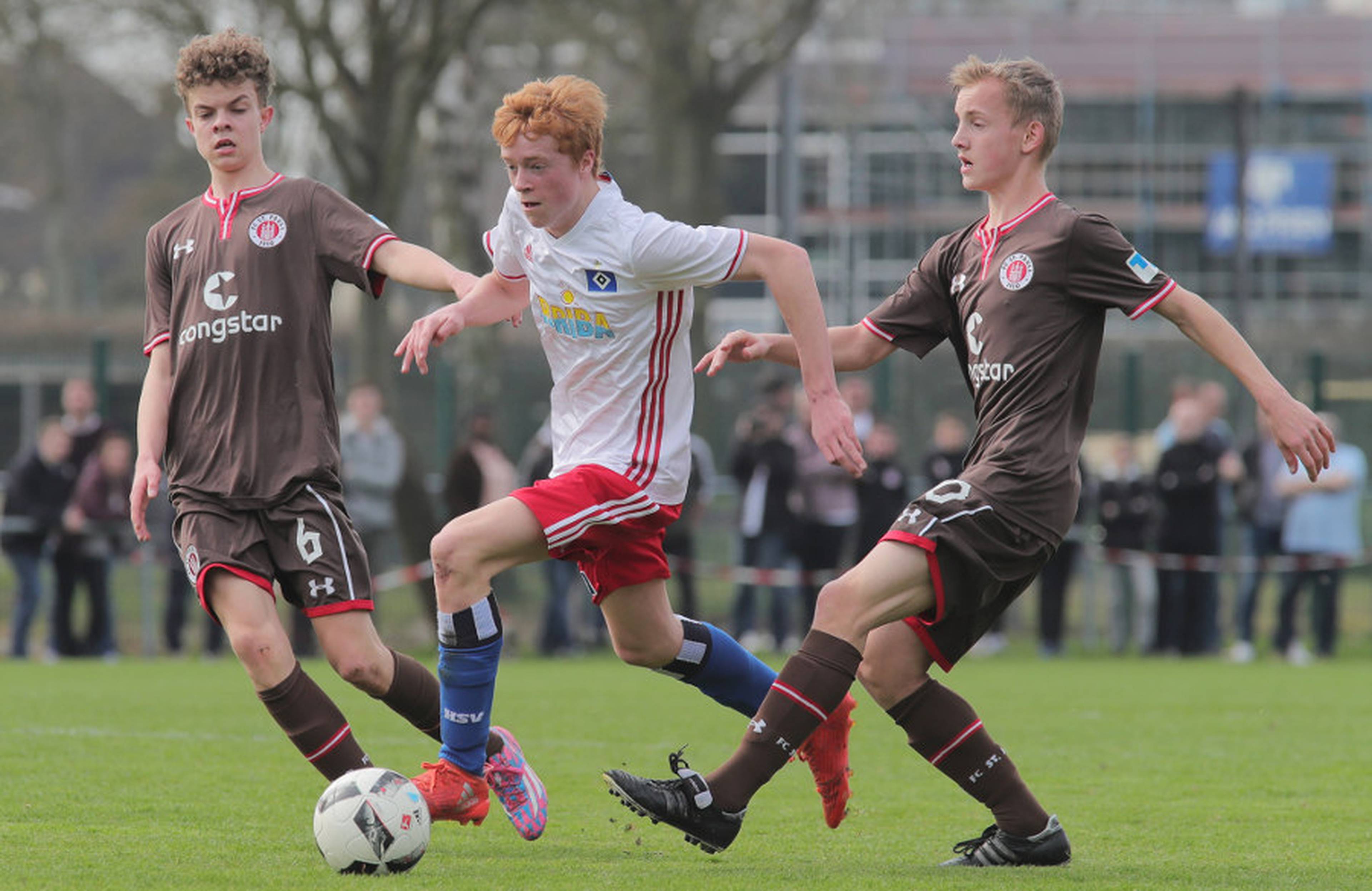 U15-Kicker Maurice Schott kann sich aus der Pauli-Zange lösen.