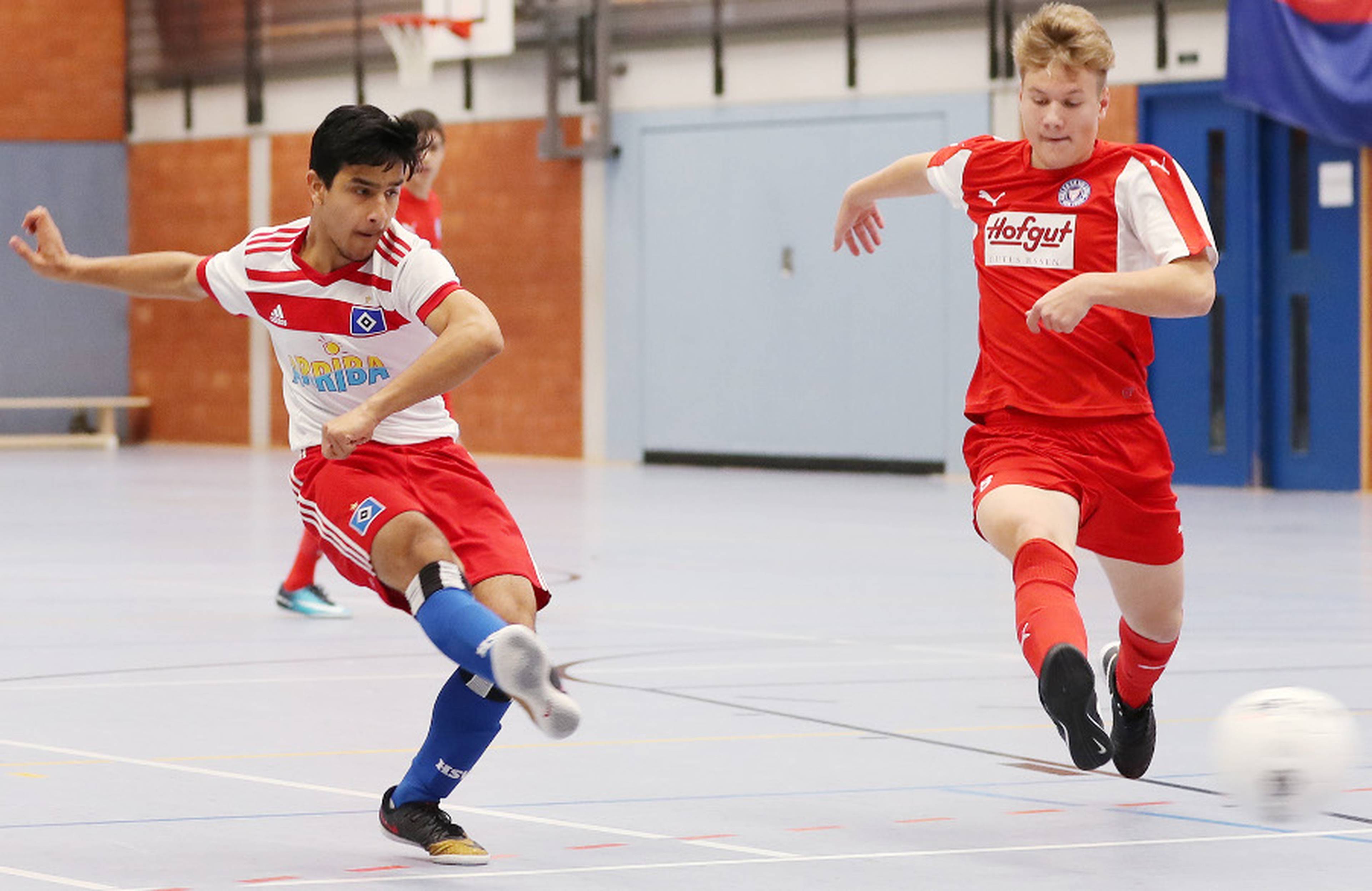 Der U15-Angreifer kommt in der Halle zum Torabschluss. Die anrennenden Verteidiger können nur noch zuschauen.
