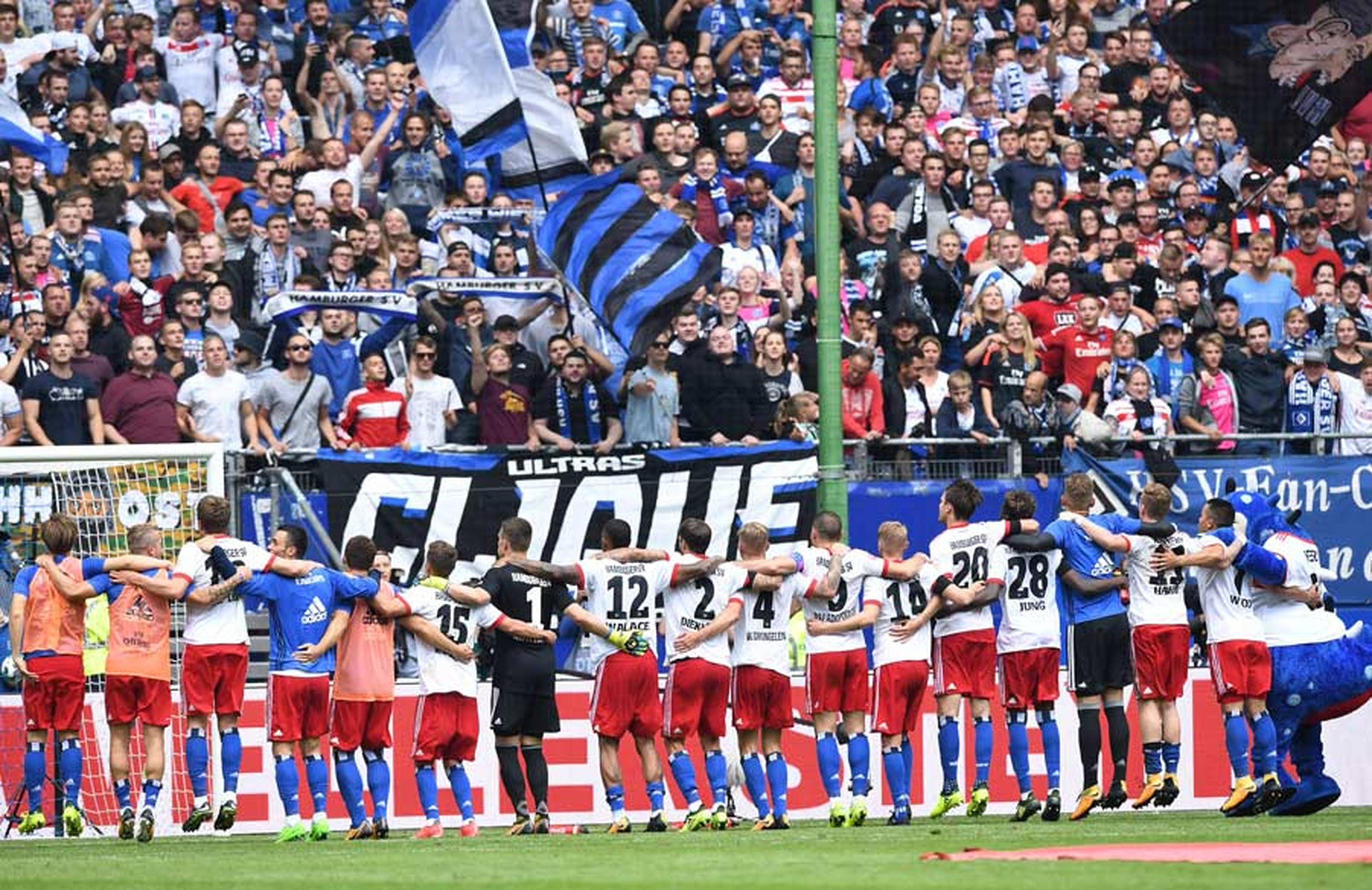 Die Mannschaft jubelt Arm in Arm vor der Nordtribüne. 
