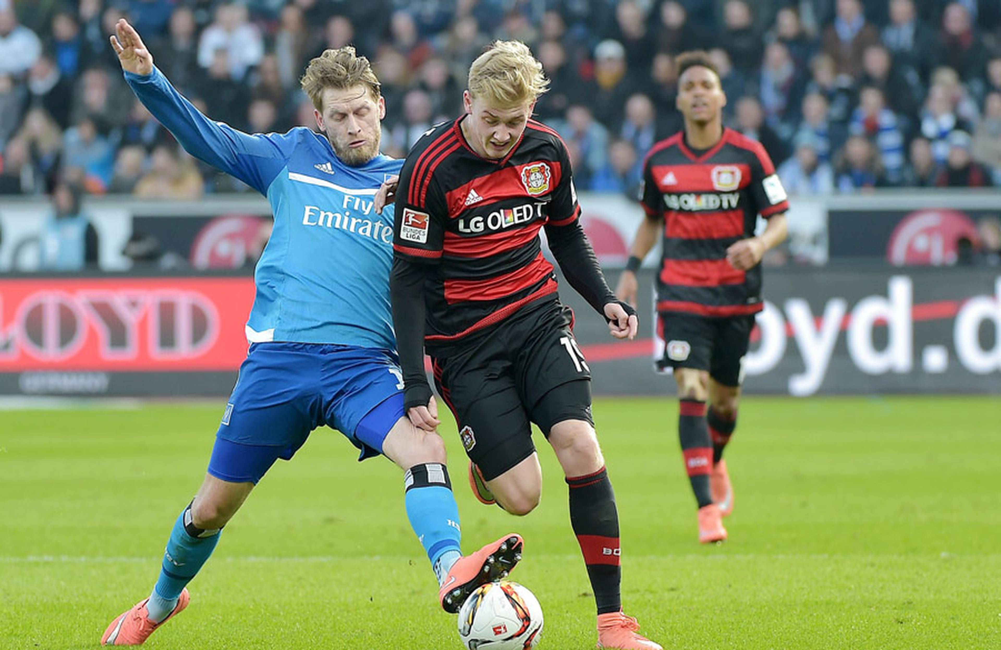 Aaron Hunt und Leverkusens Julian Brandt im Zweikampf.