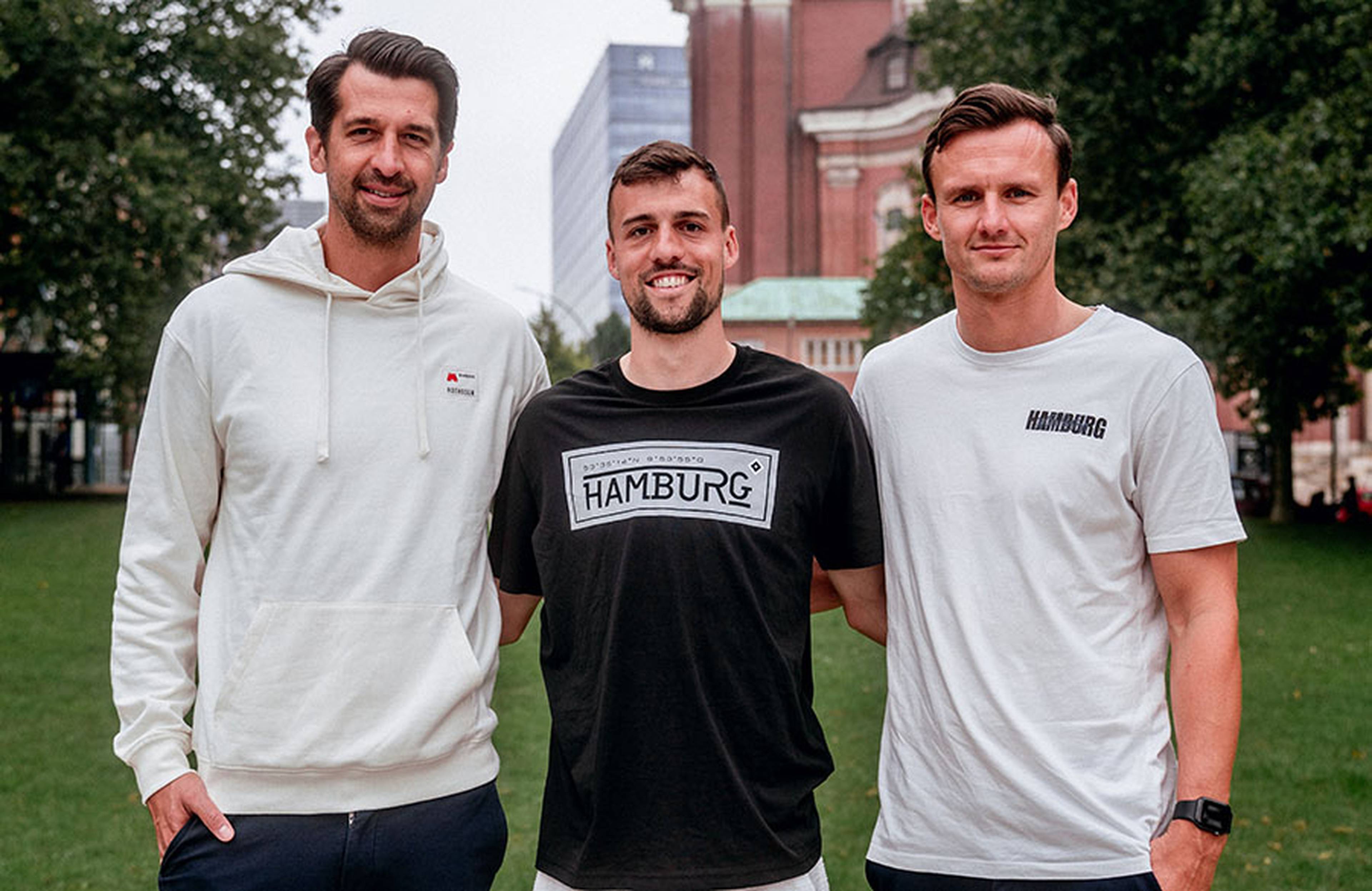 Sportvorstand Jonas Boldt, Mittelfeldspieler Jonas Meffert und Direktor Profifußball Claus Costa (v.l.).