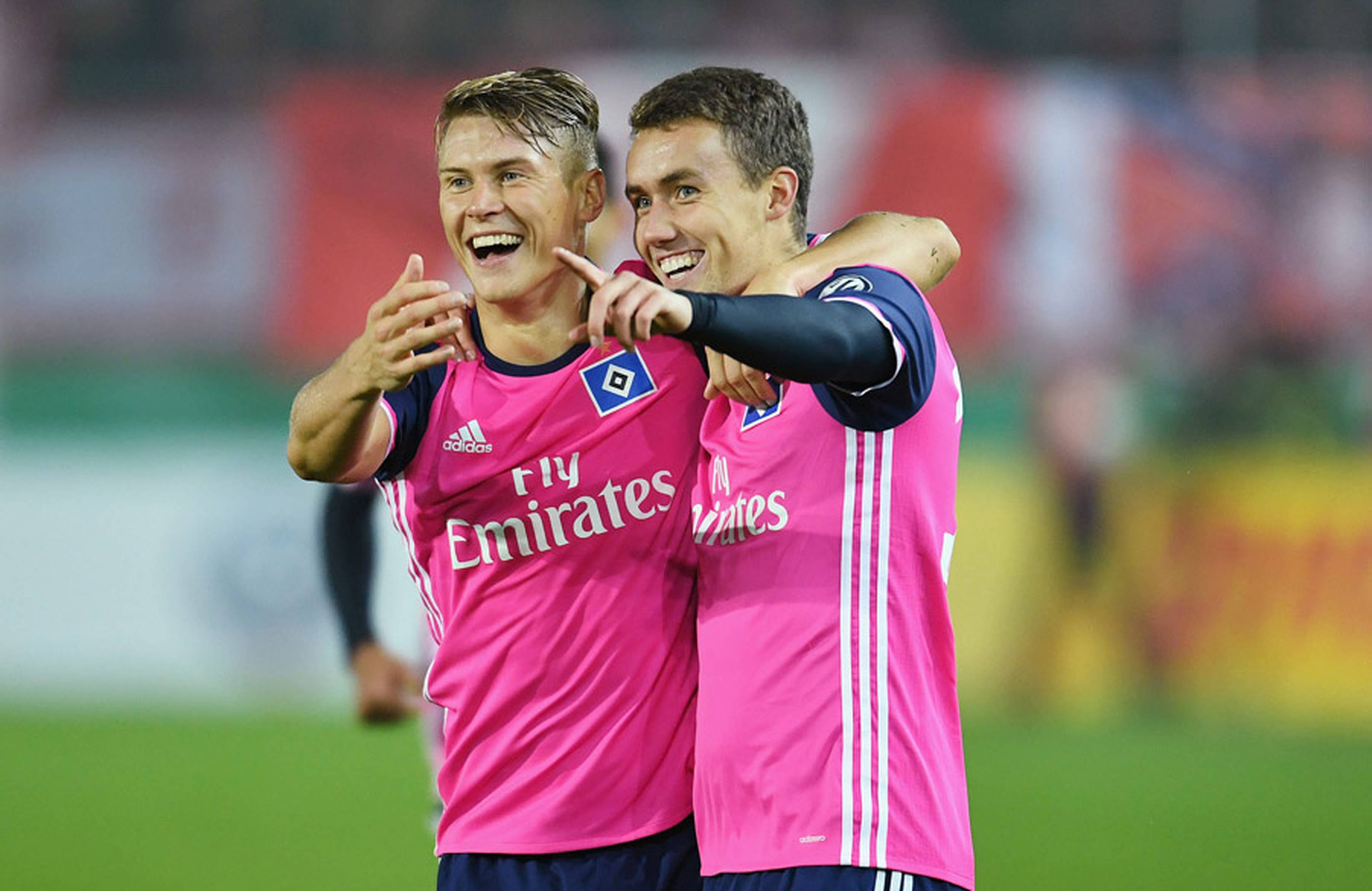 Matthias Ostrzolek und Luca Waldschmidt jubeln.