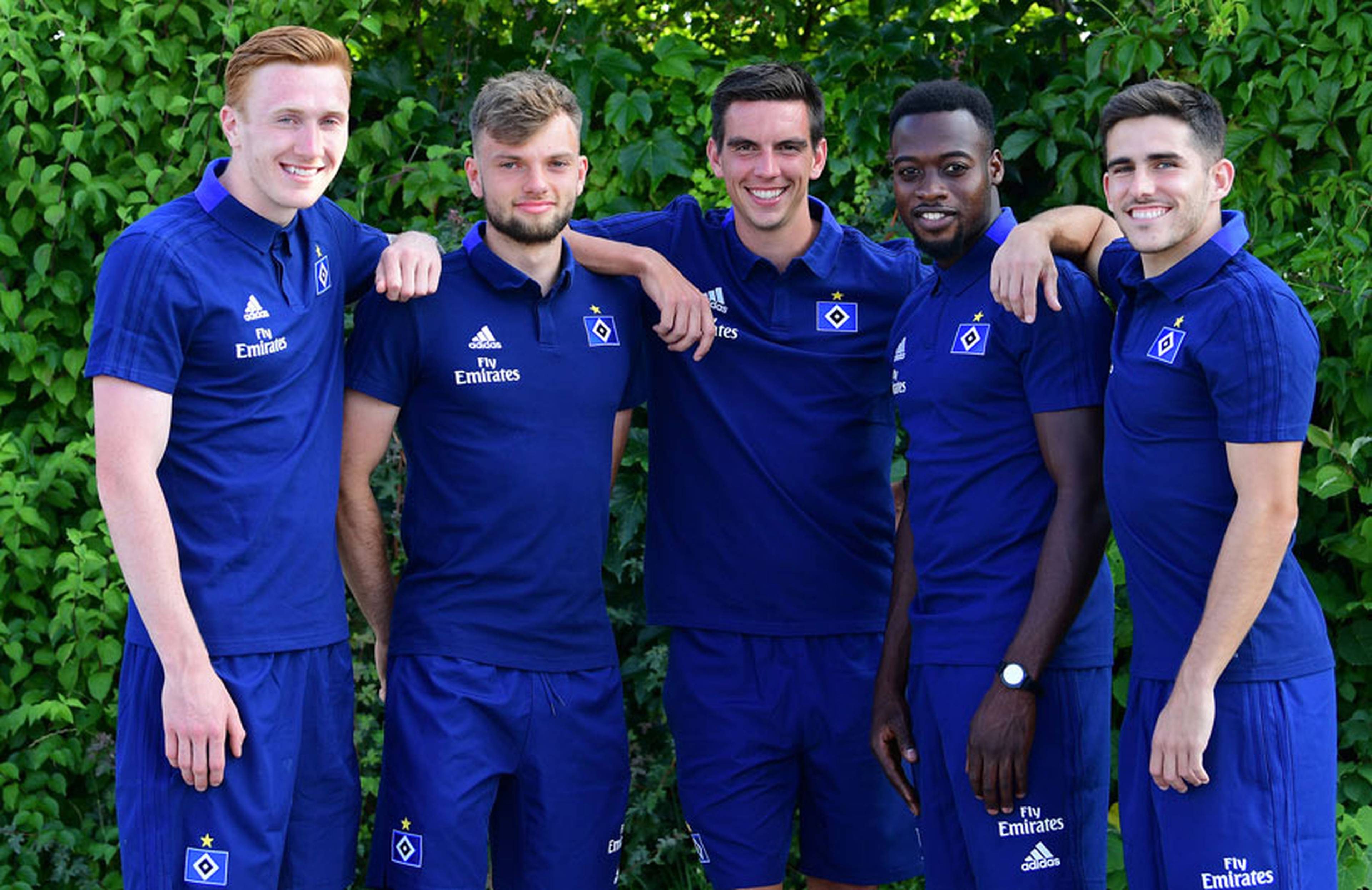 Die fünf Neuzugänge Bates, Wintzheimer, Moritz, Narey und Jairo stehen zusammen.