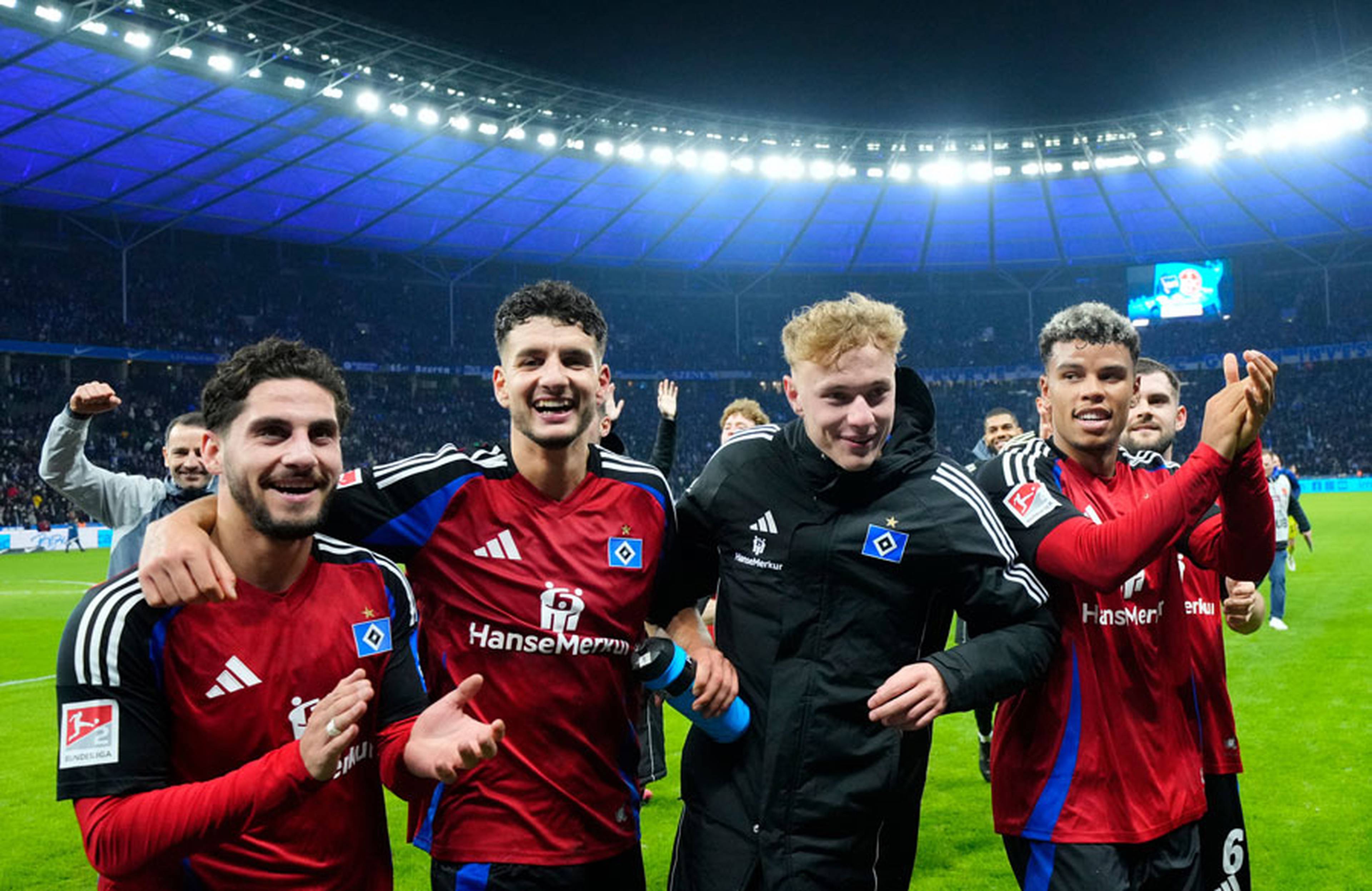 Endlich wieder voll dabei: Ludovit Reis genoss die Momente im Kreise seiner Kollegen und vor der Fankurve sichtlich und feierte den Dreier in Berlin.
