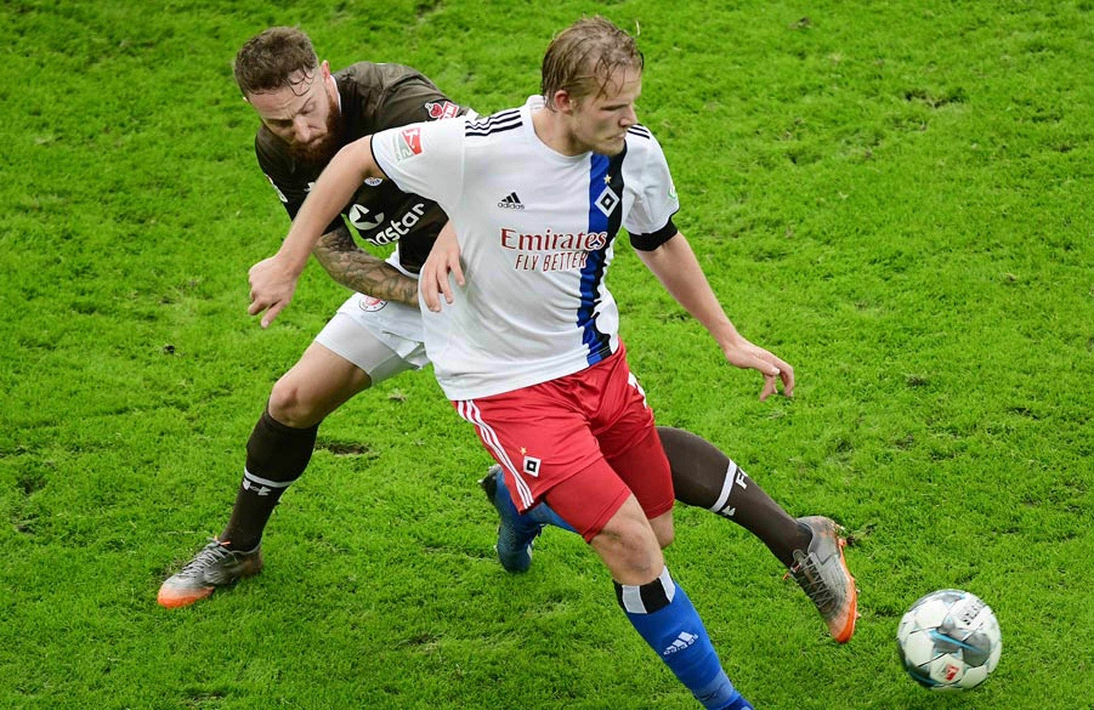 Joel Pohjanpalo schirmt den Ball gegen Marvin Knoll ab.