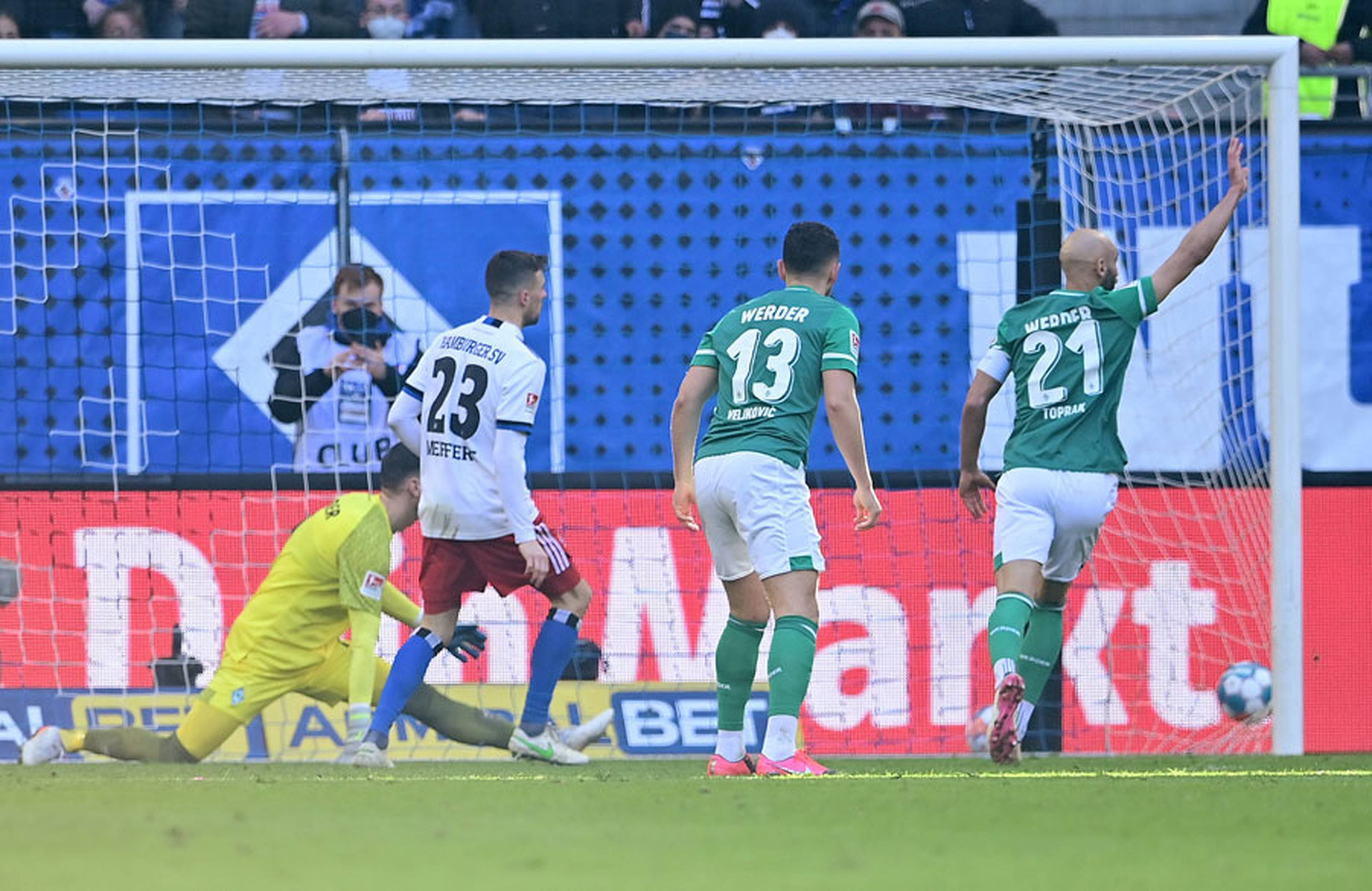 Der Ausgleich: Jonas Meffert hat den Ball ins Netz gespitzelt - und natürlich folgt auch in dieser Szene eine Überprüfung, ehe schließlich gejubelt werden darf. Doch die Freude hielt nur kurz...