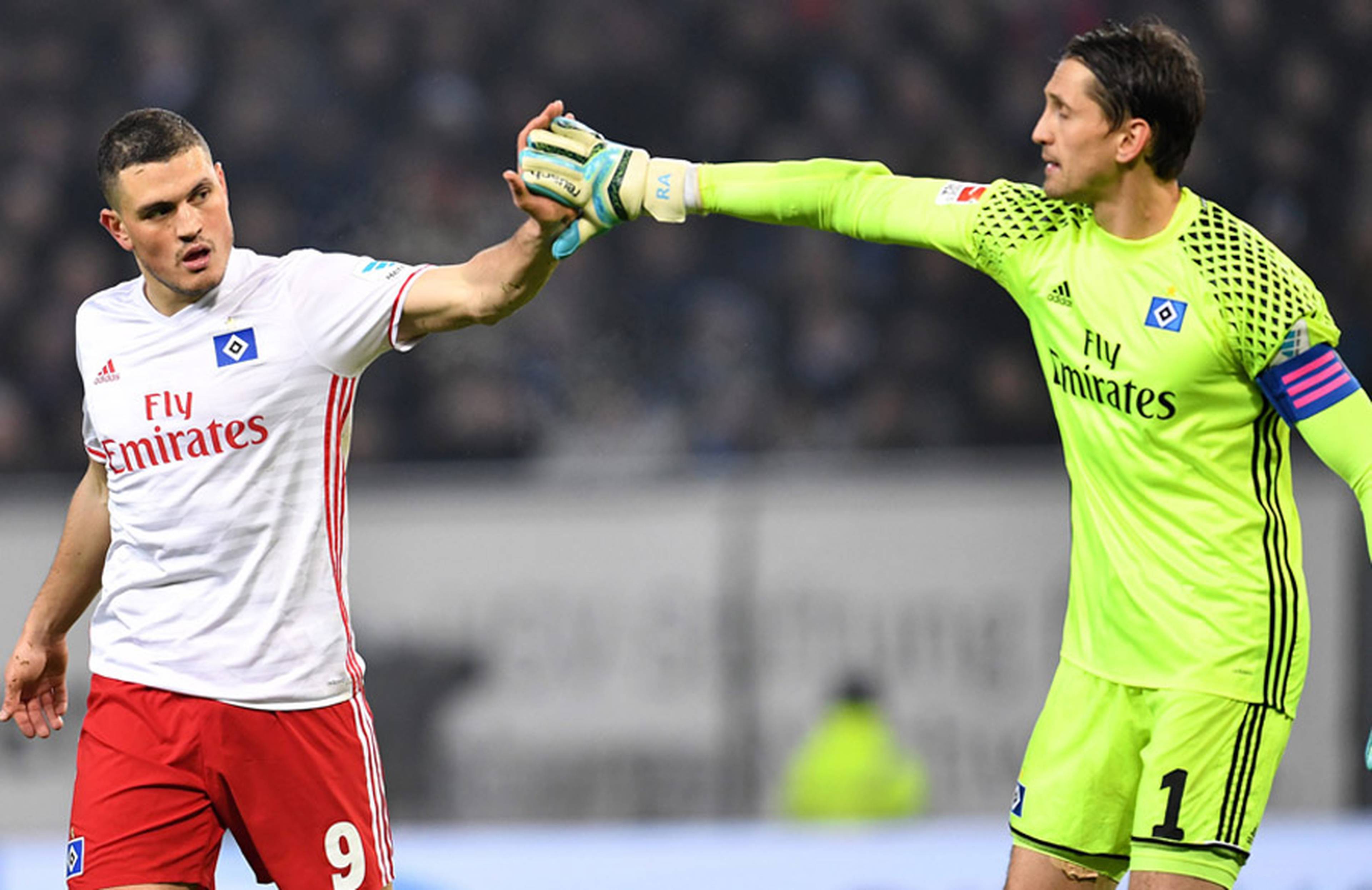 Kyriakos Papadopoulos und Rene Adler klatschen sich beim Spiel ab.
