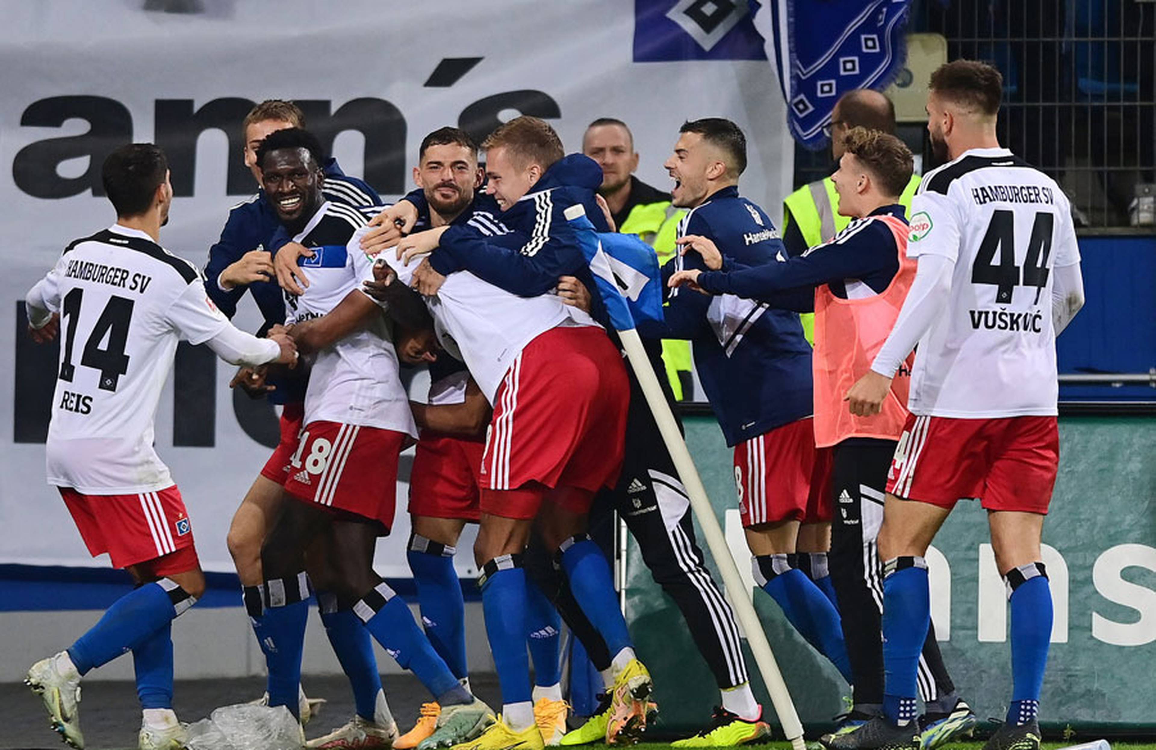 Die Entscheidung: Bakery Jatta hat nach Kittel-Flanke per Kopf zum 2:0 getroffen und für einen beispiellosen Jubelsturm gesorgt. Herrlich!