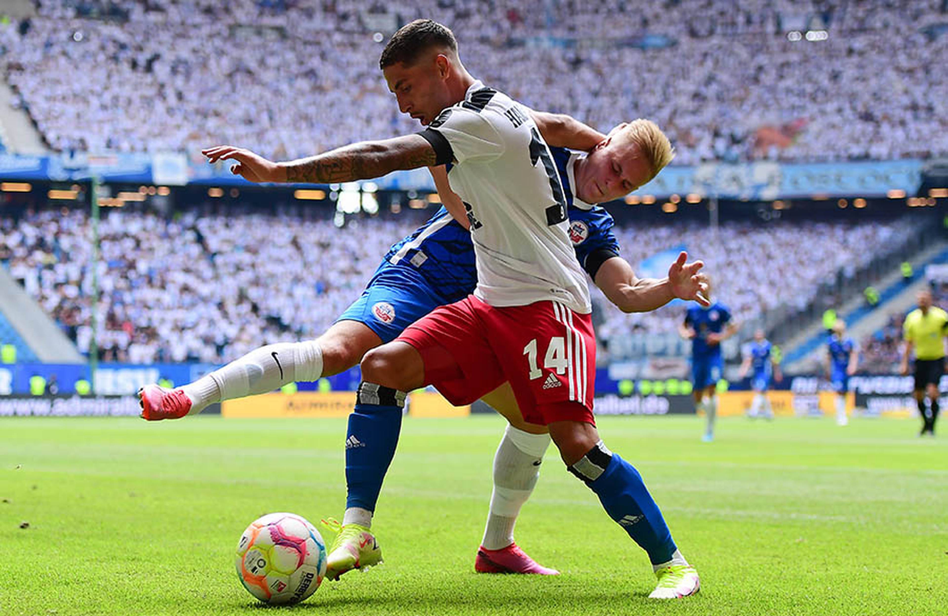 Ludovit Reis und Kevin Schumacher beim umkämpften letzten Spiel der beiden Clubs im Volksparkstadion.  