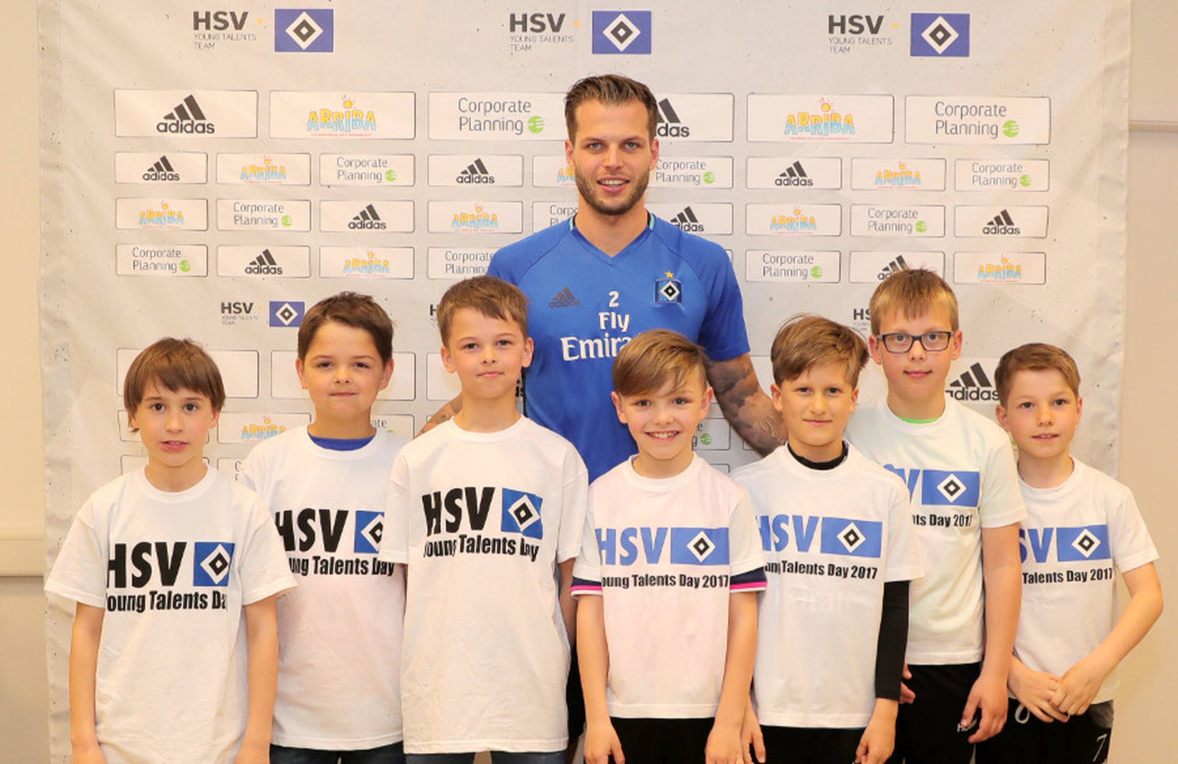 Einen prominenten Zaungast hatte die Pressekonferenz zu den Young Talents Days: Dennis Diekmeier.