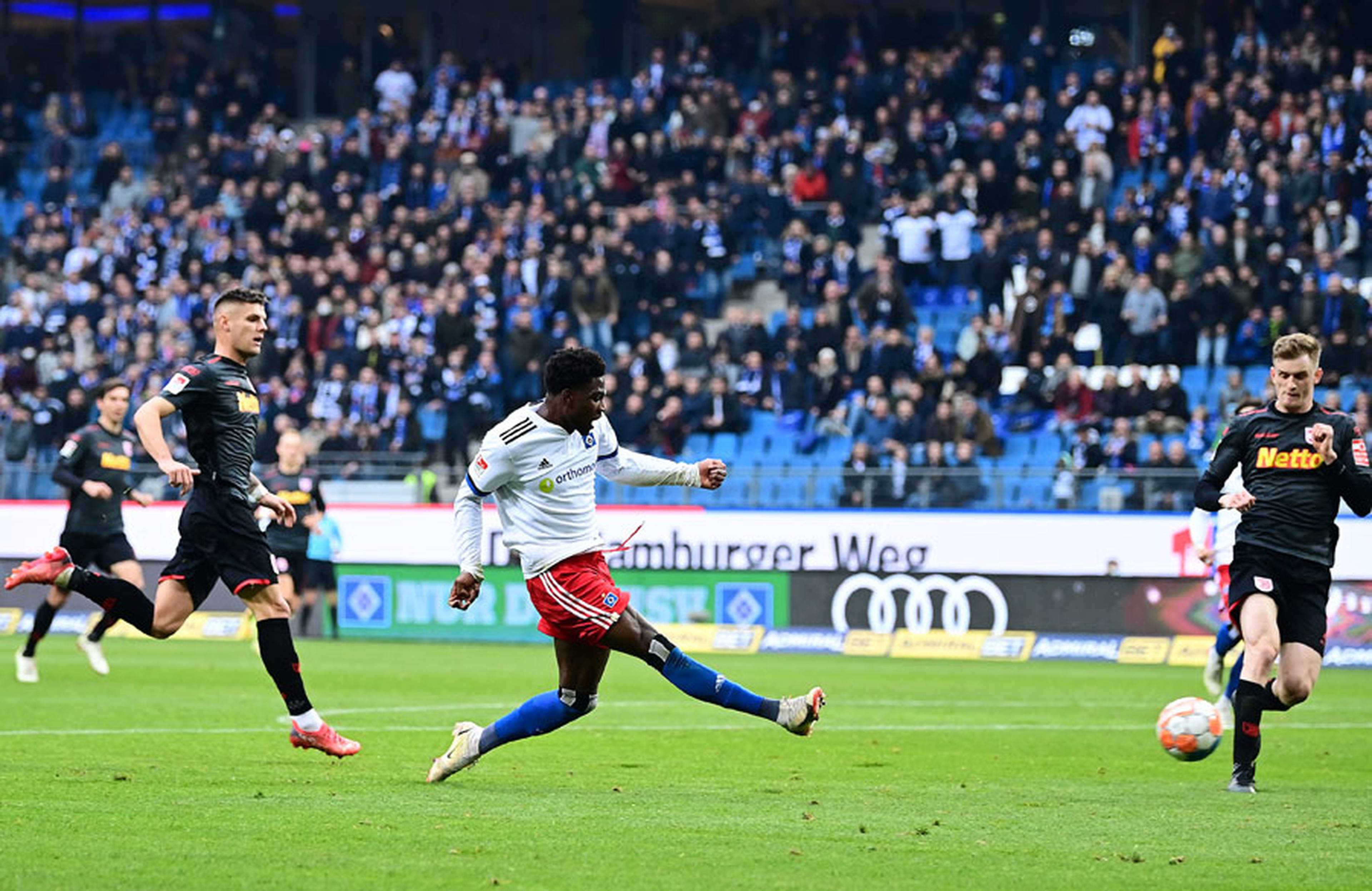 Das ist das 2:1! Faride Alidou haut den Ball ins lange Eck und lässt damit den Volkspark beben.