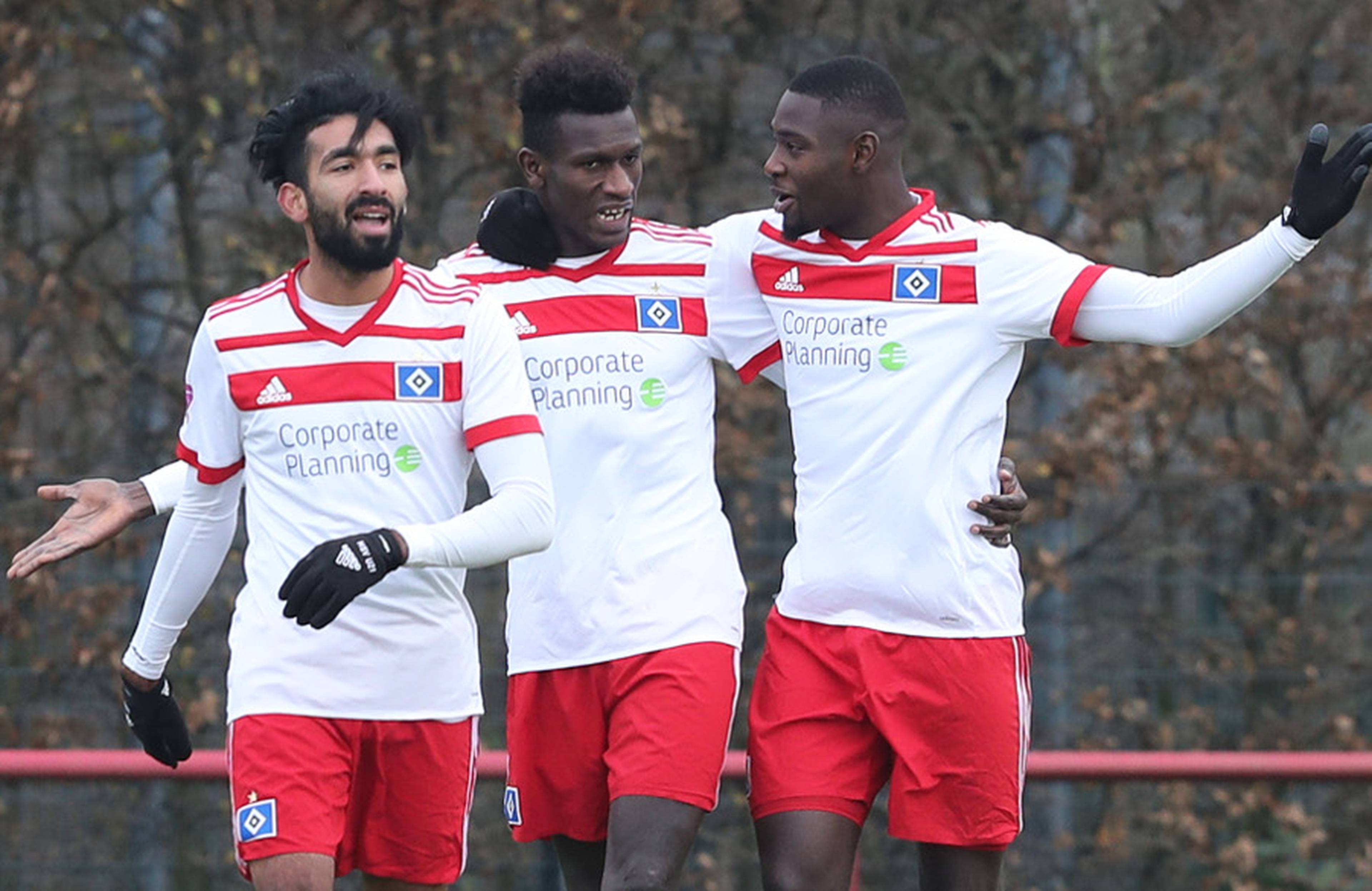 Mohamed Gouaida, Bakery Jatta und Stephan Ambrosius (v.l.) freuen sich über den Treffer zum 2:2.