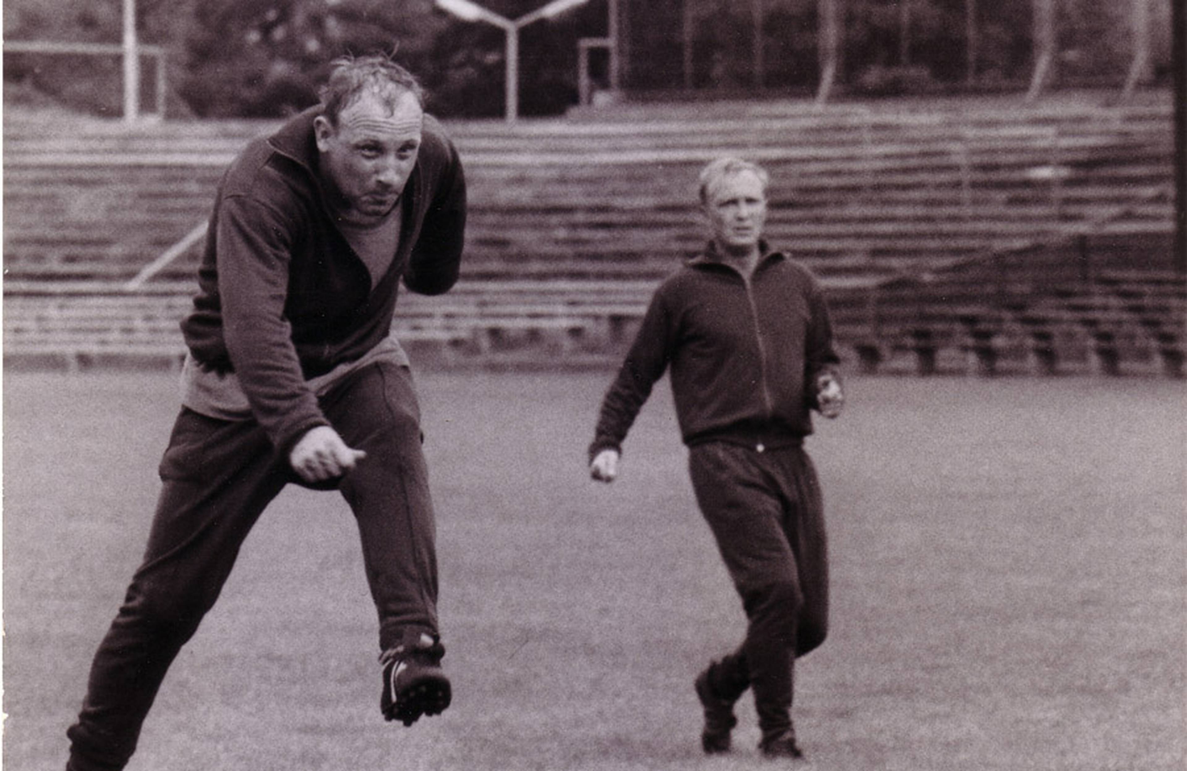Uwe Seeler im Training beim Torabschluss.
