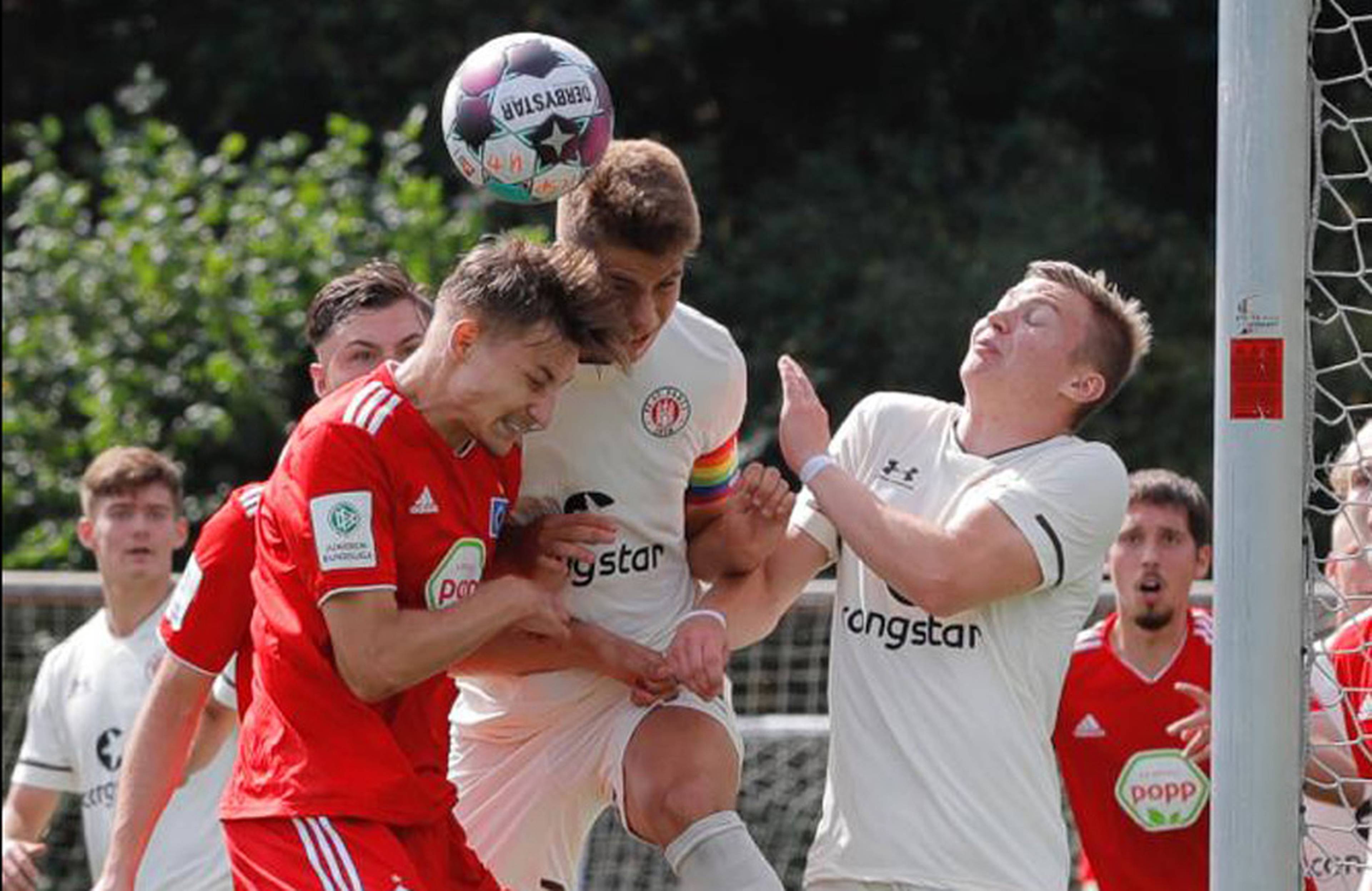 Etienne Sohn (li.) im Kopfballduell