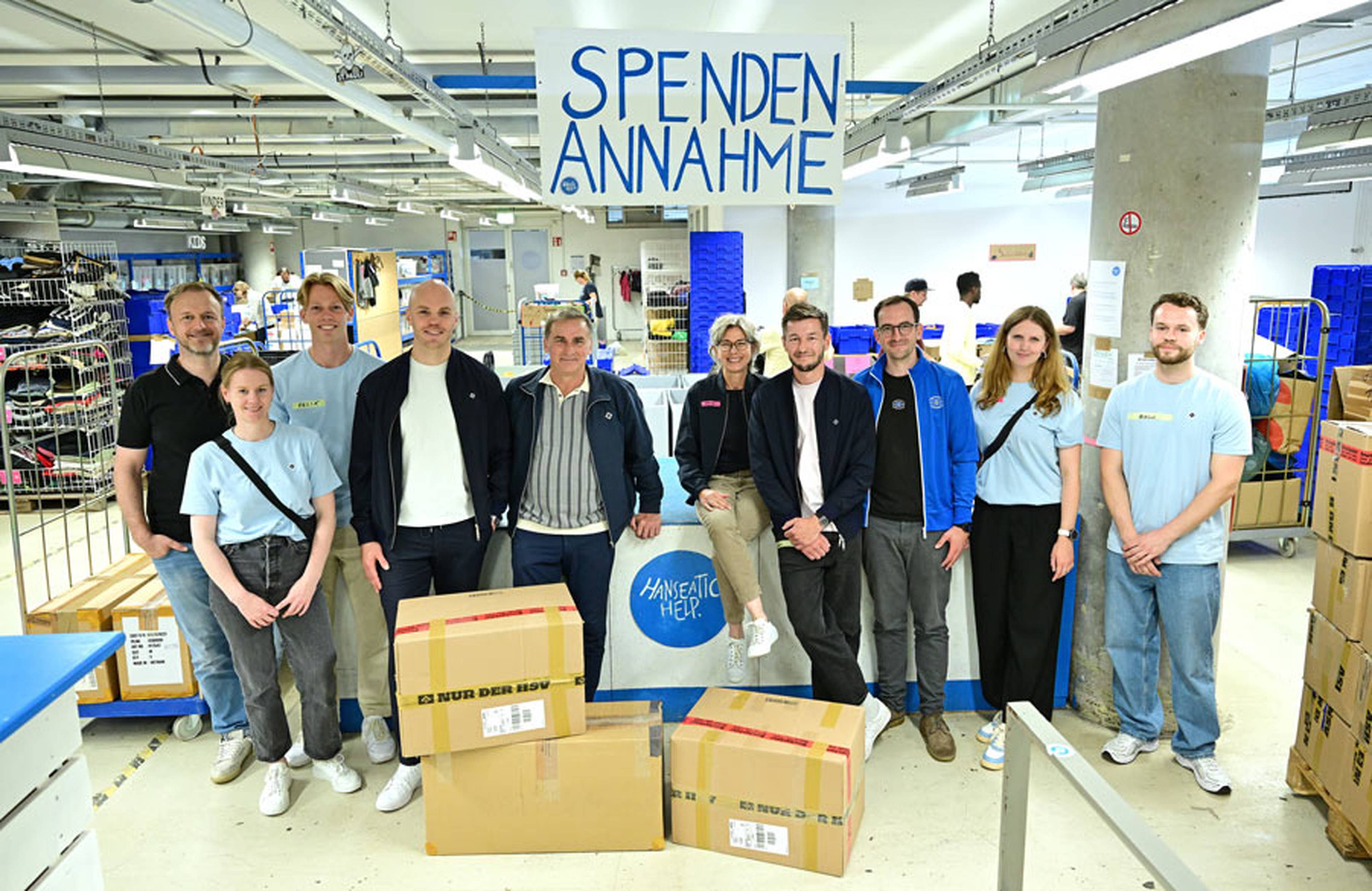 Mitarbeitende des HSV übergaben die Kleiderspenden persönlich und sammelten interessante und bleibende Eindrücke beim Besuch der Räumlichkeiten von Hanseatic Help. 