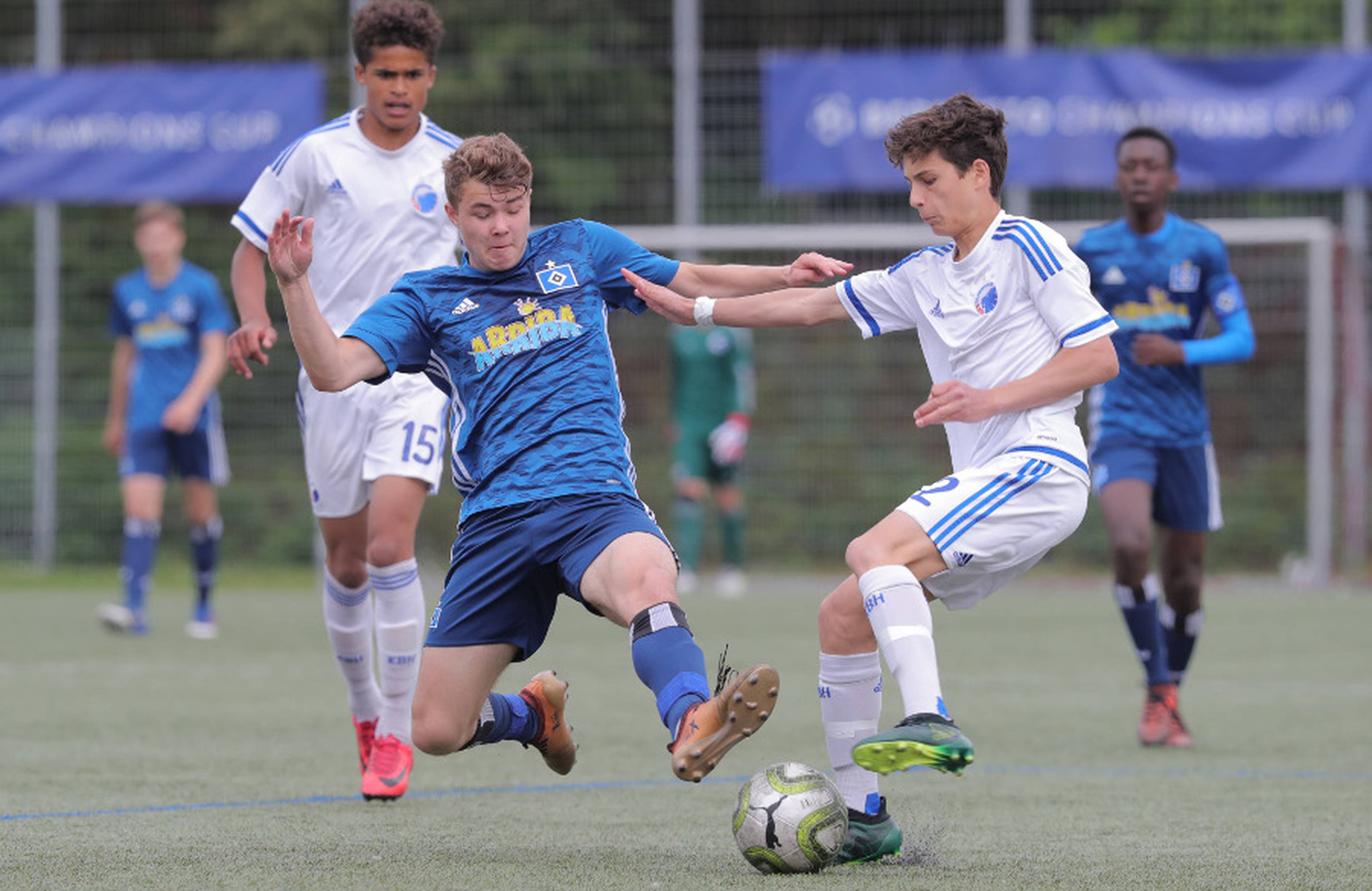 Die Grätsche von Dimi Moor brachte am Ende nichts. Die U15 unterlag dem FC Kopenhagen mit 0:3.