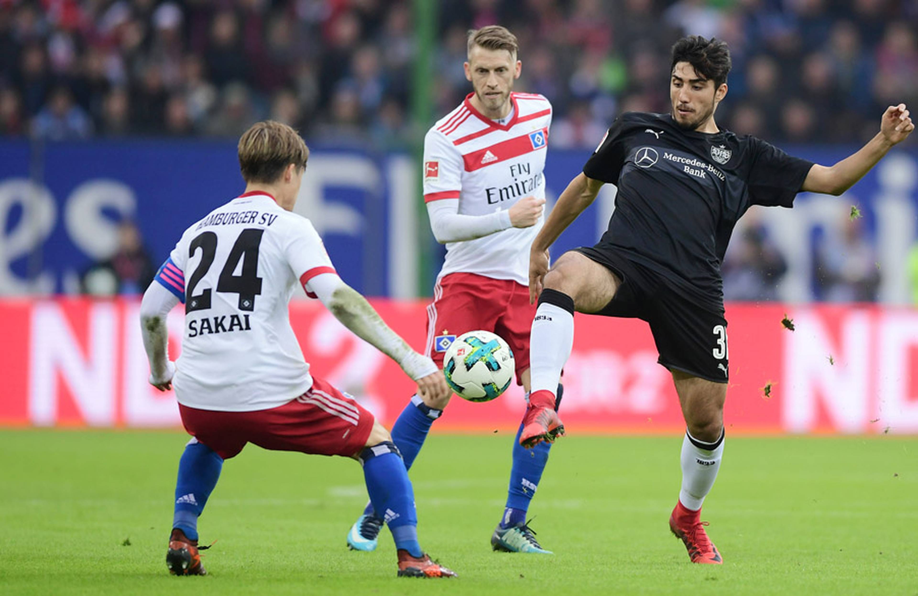 Özcan als VfB-Spieler im Duell mit Aaron Hunt. 
