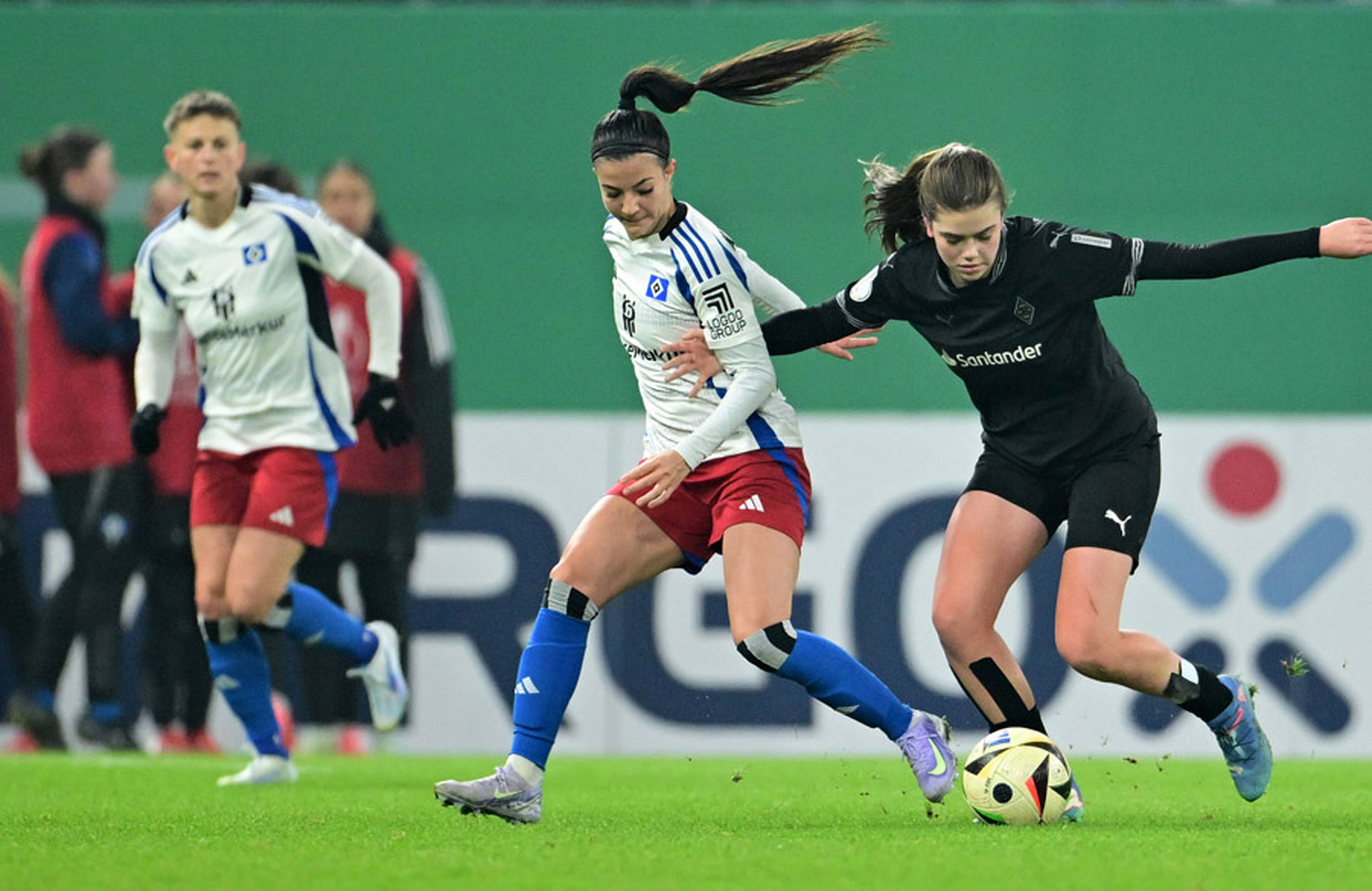 Schenkten sich auf dem Feld nichts: HSV-Spielerin Vildan Kardesler und VfL-Akteurin Kiki Scholten.