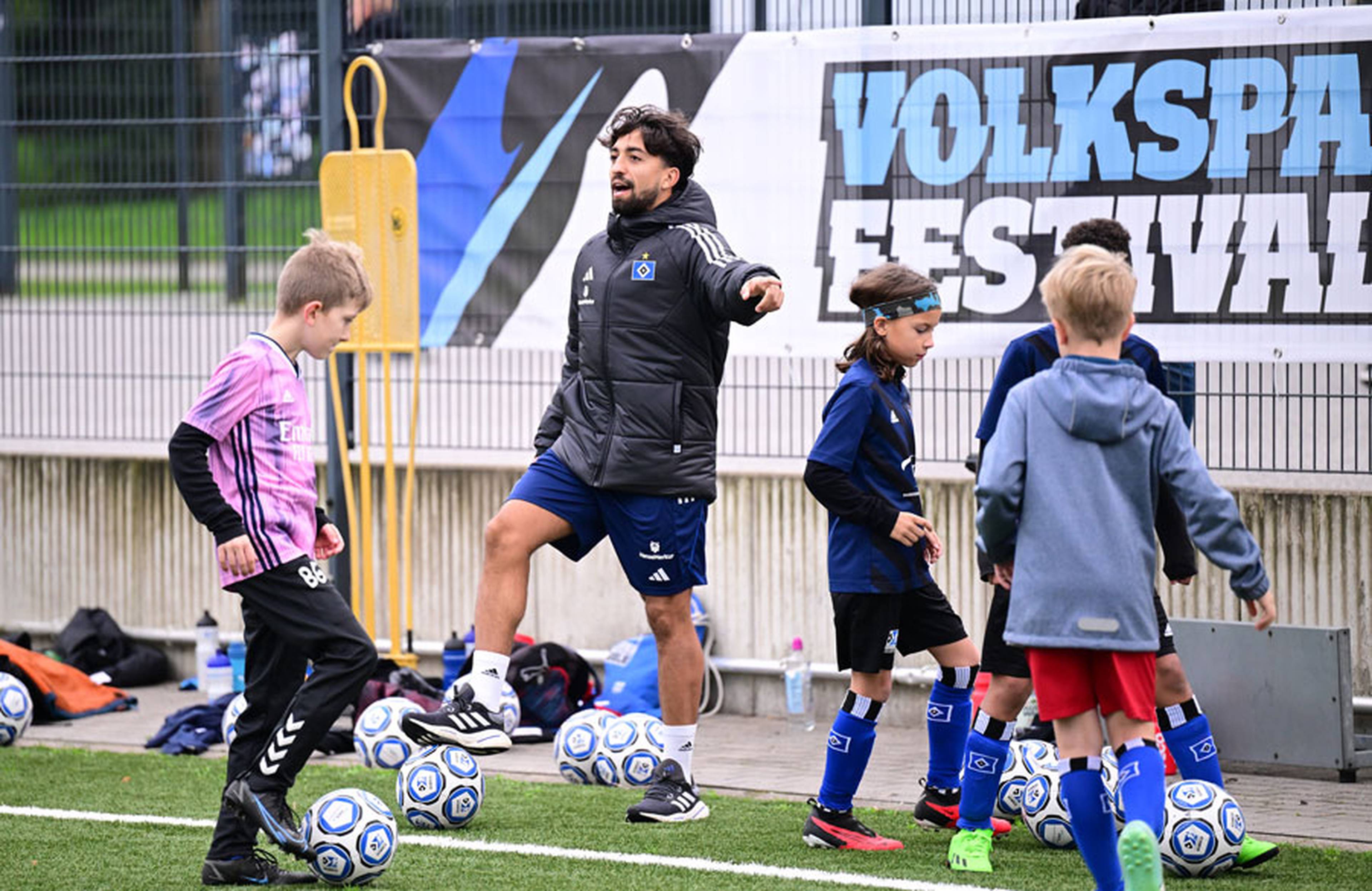 Erst gab Immanuel Pherai mit seinen Kollegen im Training Vollgas, anschließend leitete er noch beim Nachwuchs der HSV-Fußballschule eine Einheit.