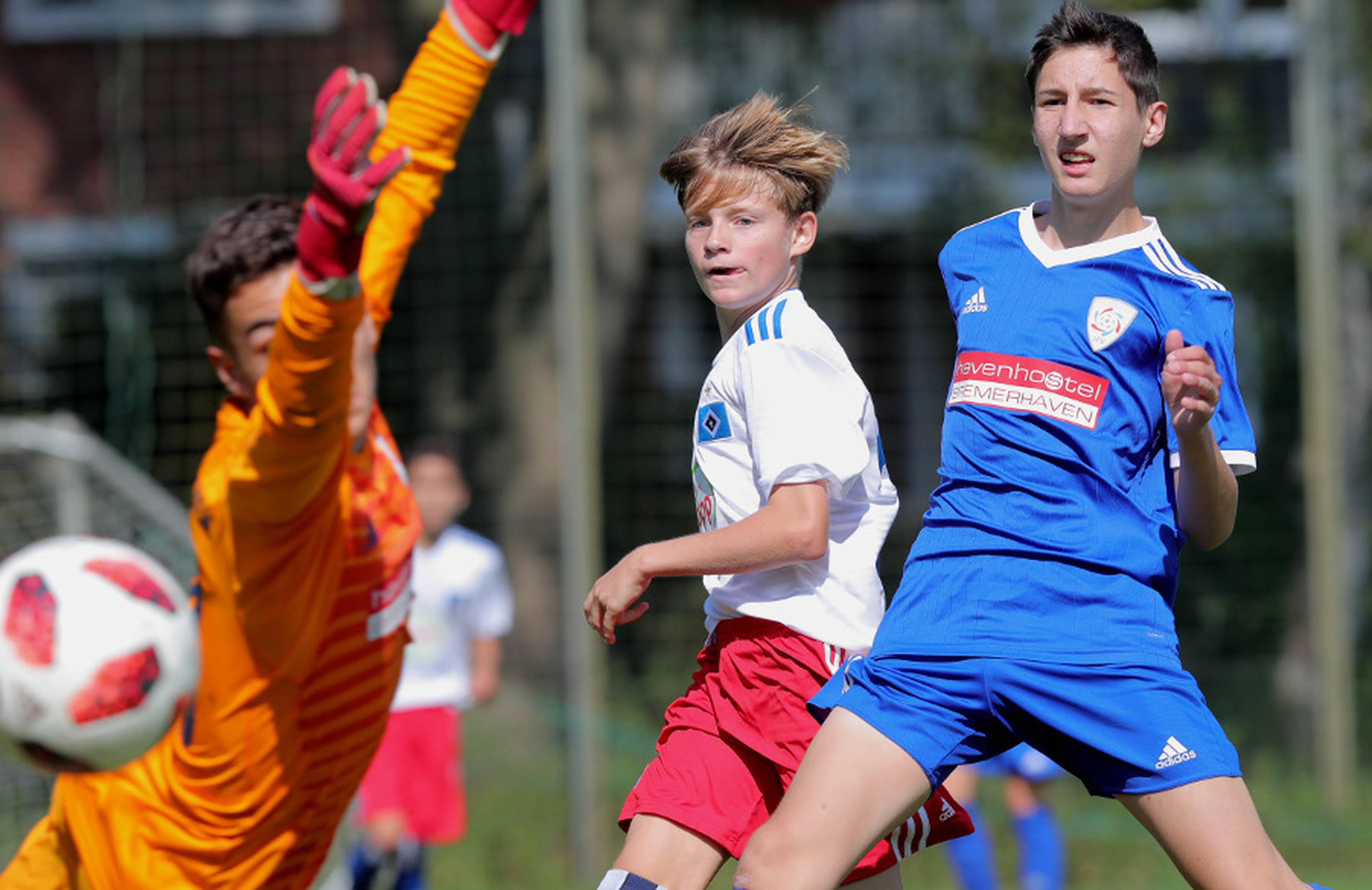 Zunge raus, Ball rein: U15-Kicker Lenny Kufrin (M.) guckt seinen Ball gegen den JFV Bremerhaven ins Tor.