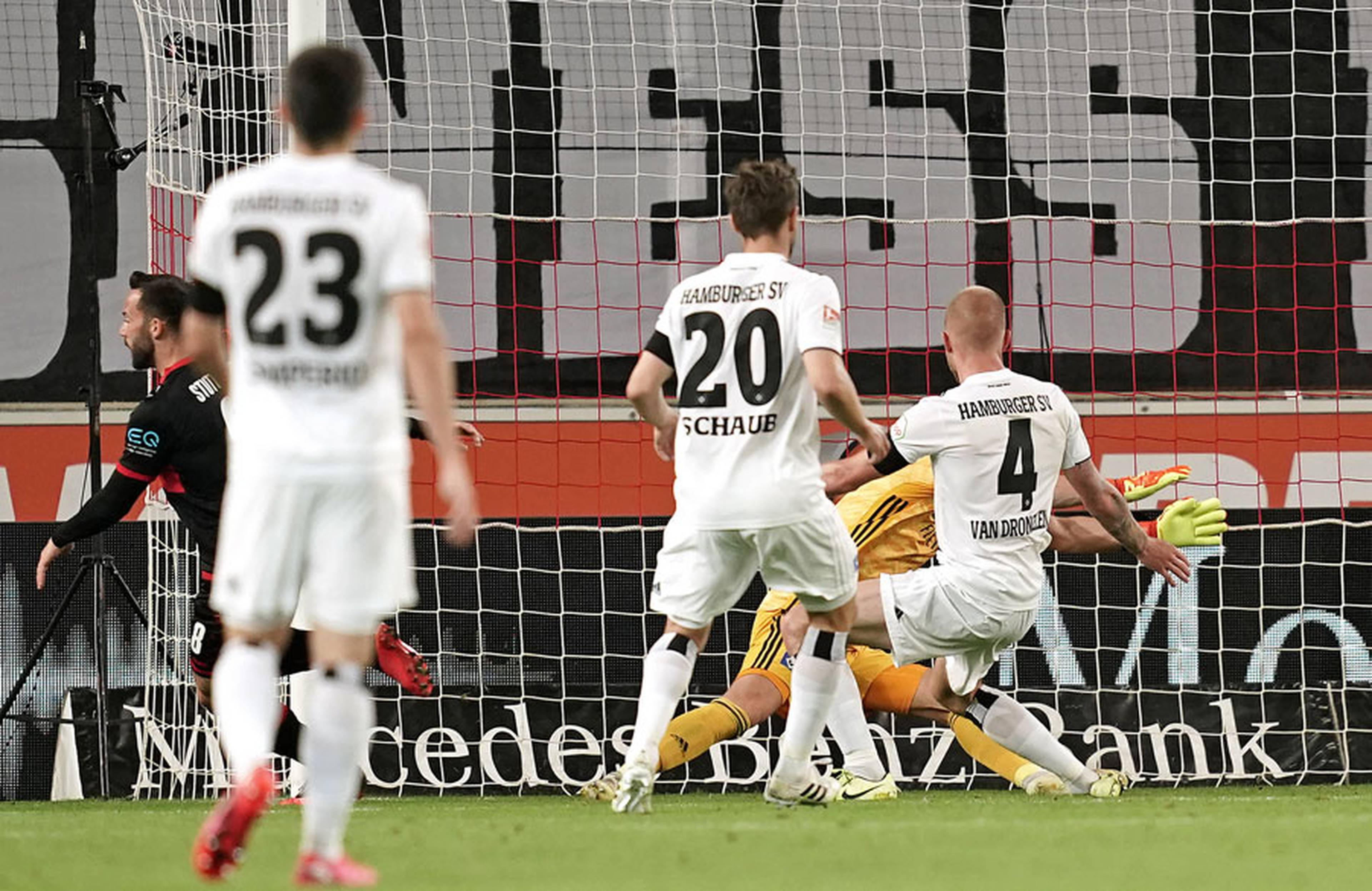 Der Moment, der das Spiel endgültig zugunsten des VfB drehte: In der Nachspielzeit entschied der Treffer von Gonzalo Castro diese Partie, in der der HSV nach starker 1. Halbzeit bereits mit 2:0 vorn gelegen hatte.
