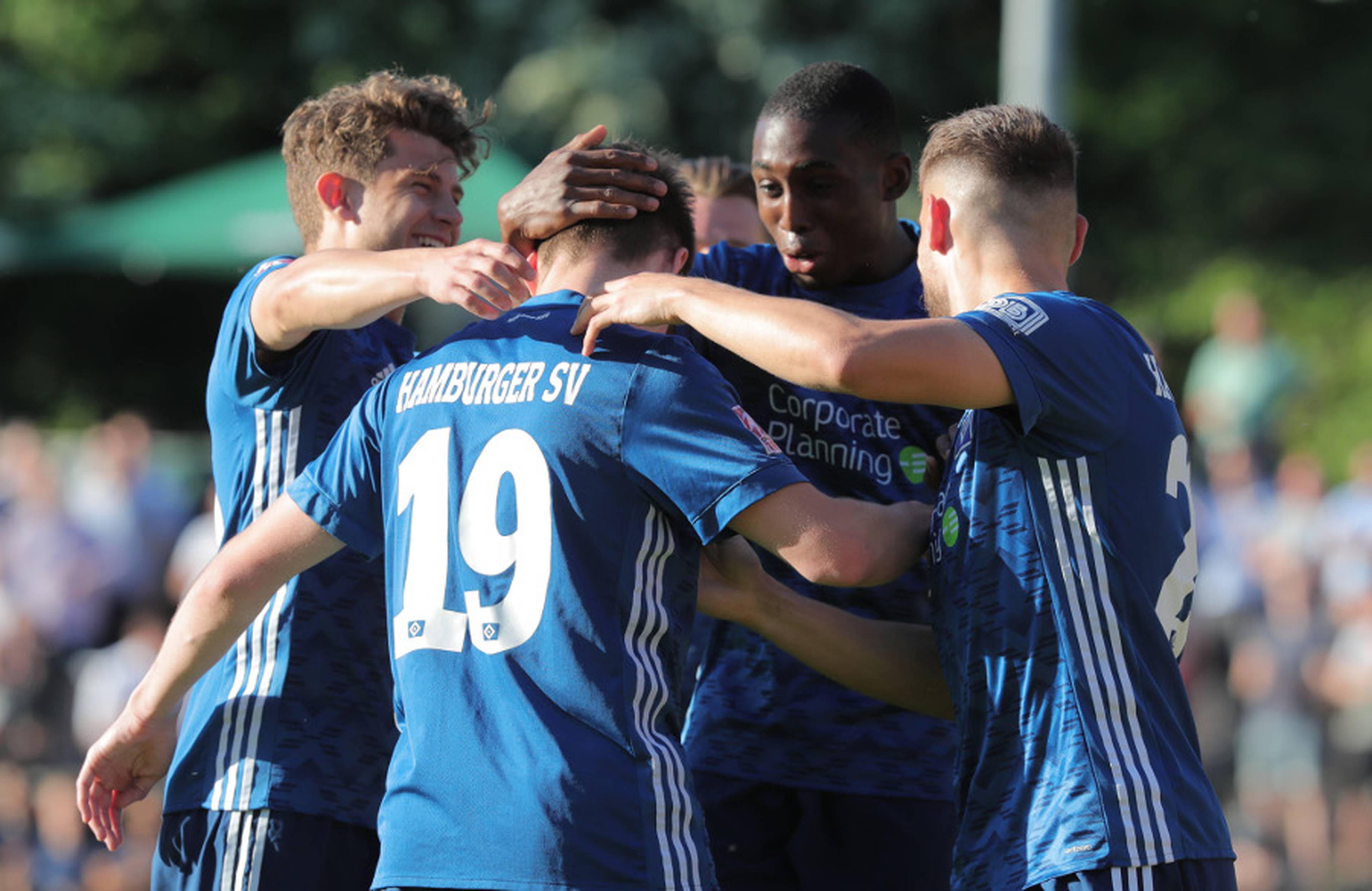 Vier U21-Spieler bejubeln gemeinsam den 1:0-Führungstreffer.