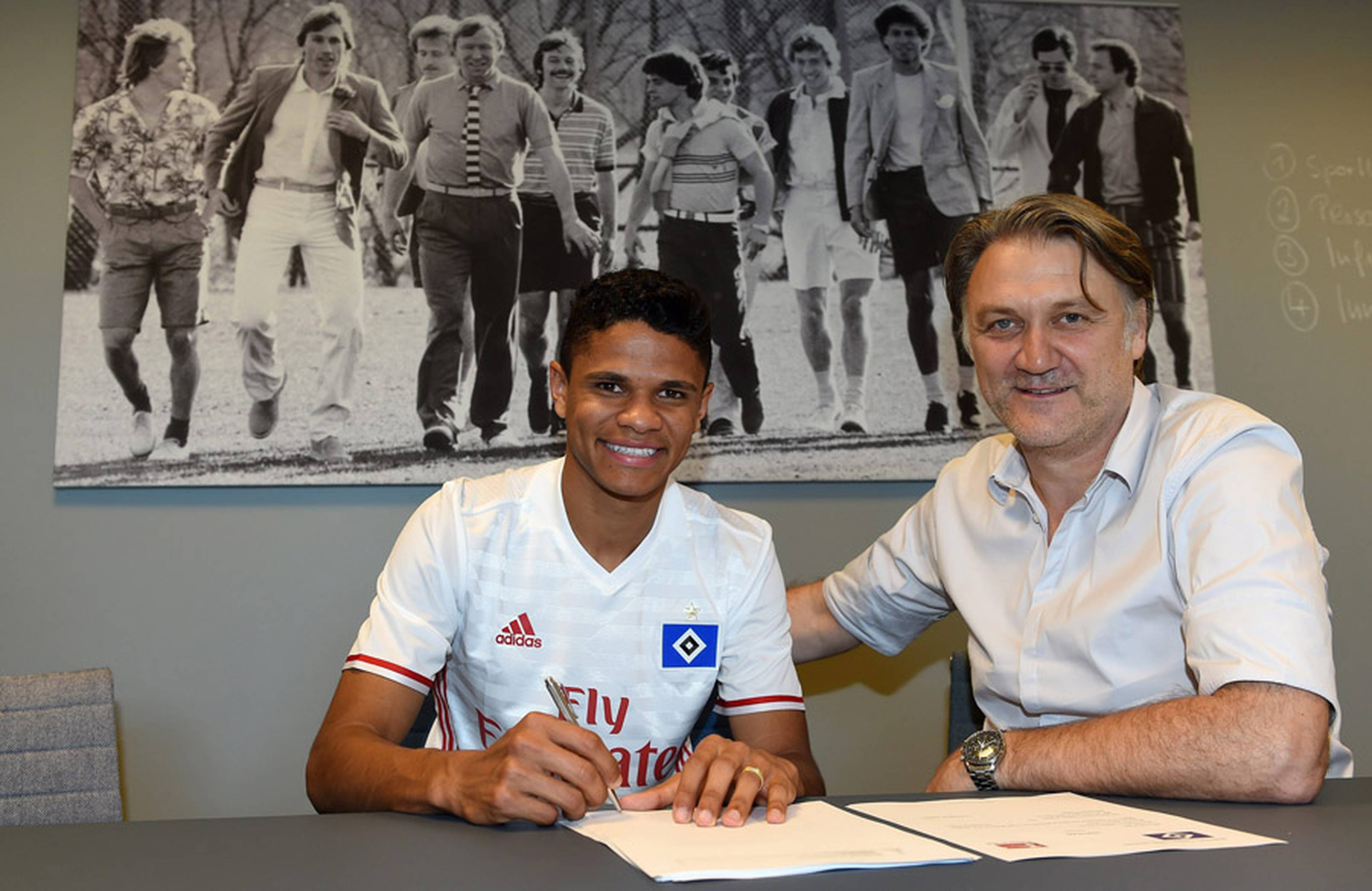 Douglas Santos und Dietmar Beiersdorfer bei der Vertragsunterzeichnung.